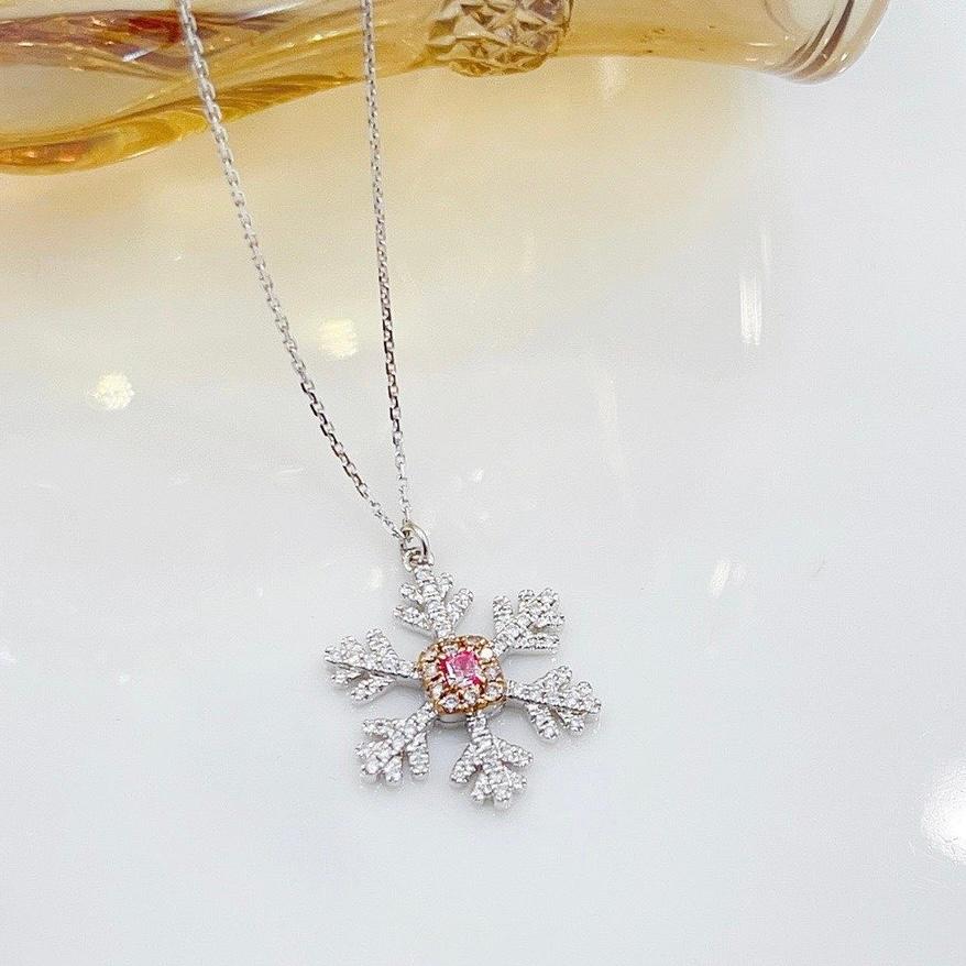 18K White Gold Fancy Pink Diamond Snowflake Pendant Necklace In New Condition For Sale In Kowloon, HK