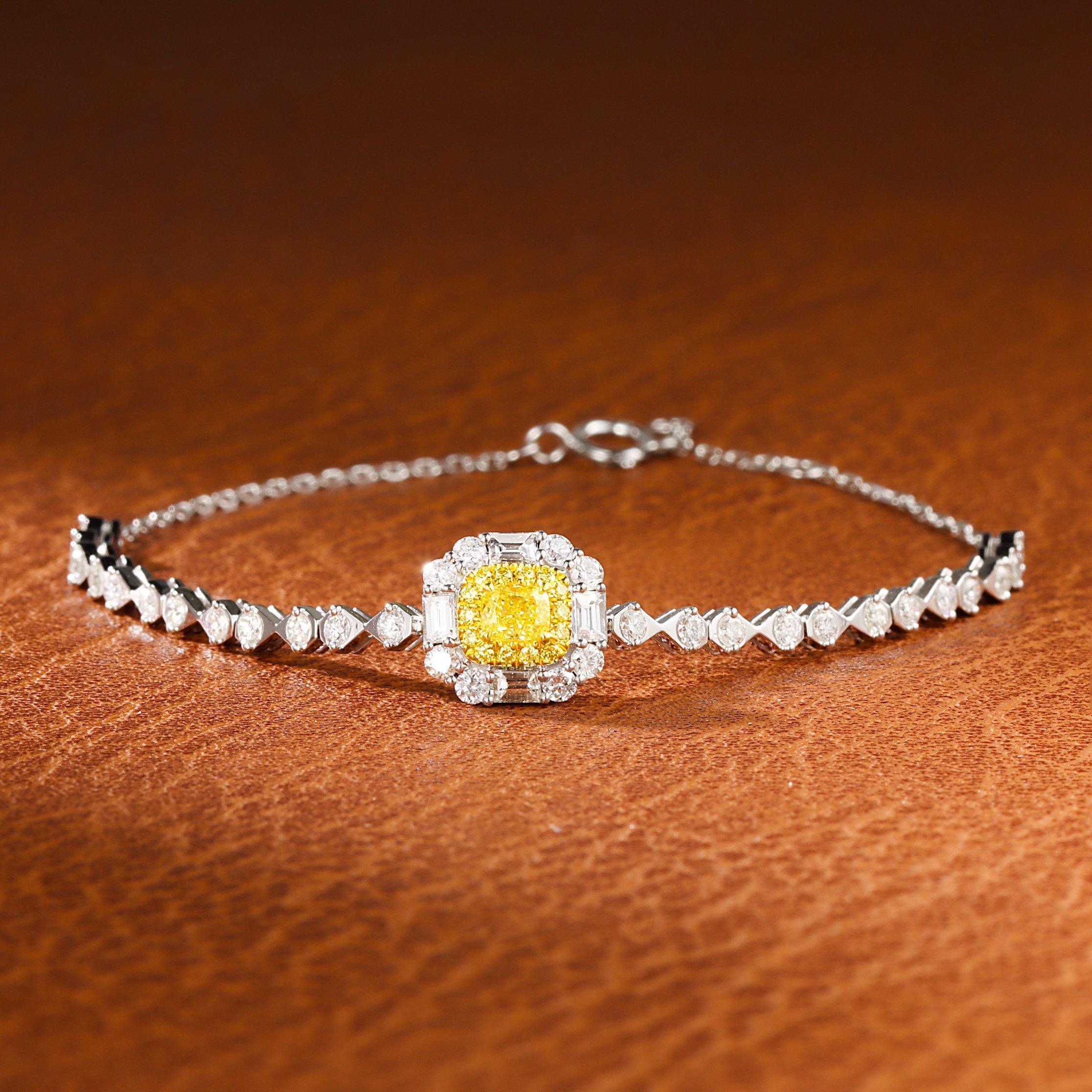 Bracelet en or blanc 18K avec diamant et diamant jaune fantaisie

1 diamant jaune - 0,19 CT
Diamants - 0,97 CT
Or blanc 18K - 3.56 GM
