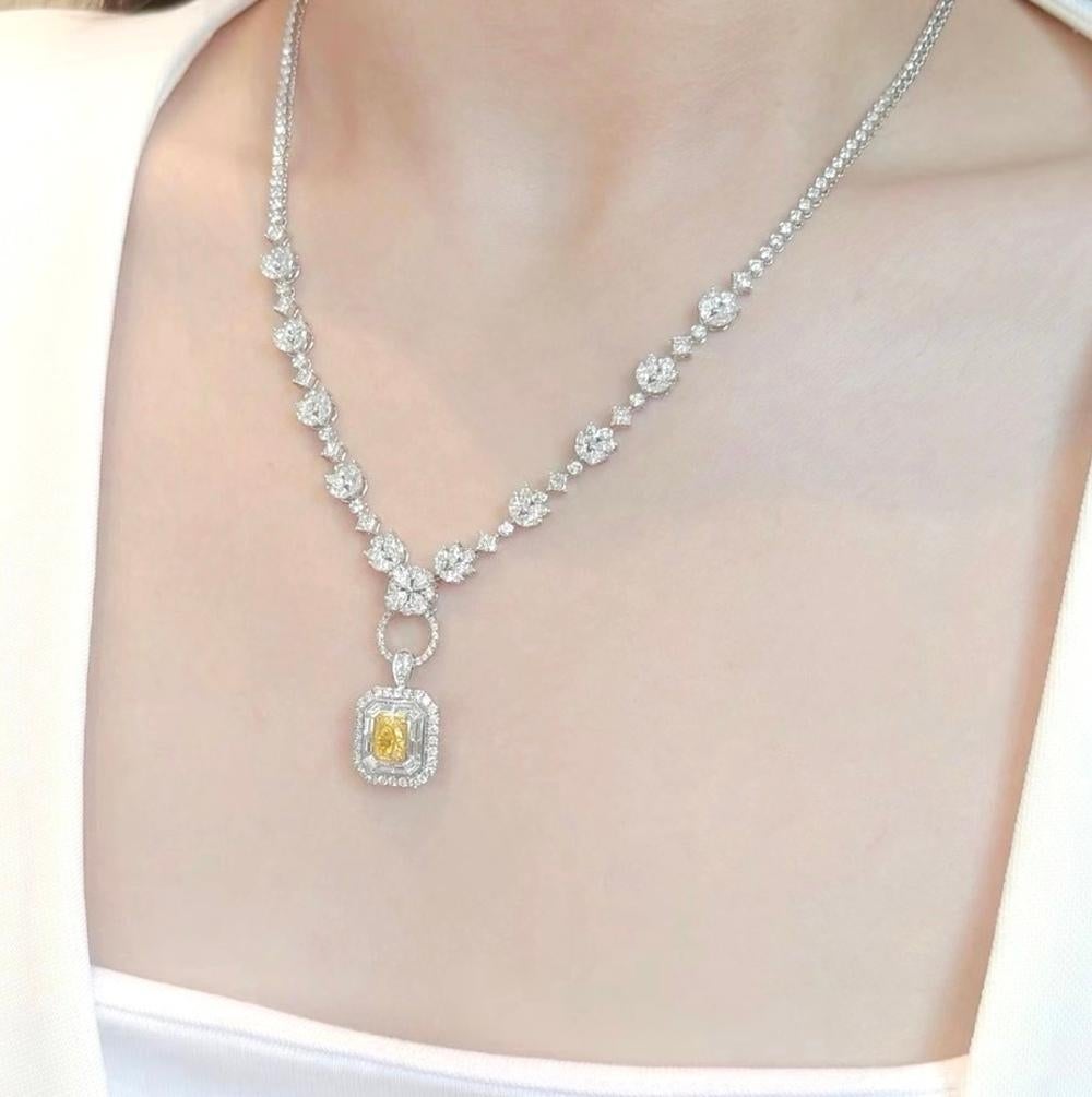 Bague cocktail fantaisie en or blanc 18 carats, diamant jaune et diamants Unisexe en vente