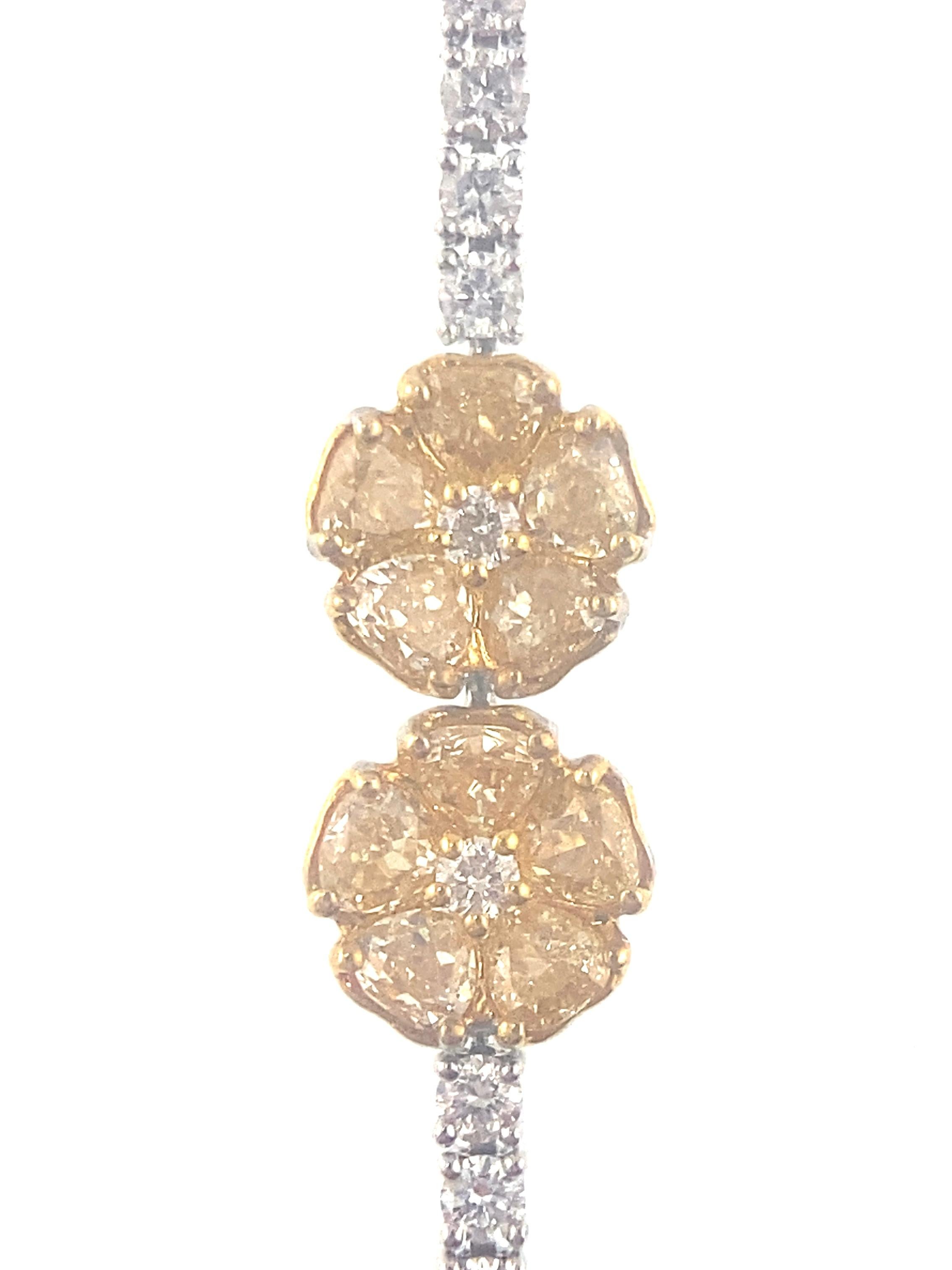 18K White Gold Fancy Yellow Diamond & Diamond Flower Bracelet

Fancy Yellow Diamonds - 1.08 CT
Diamonds - 1.53 CT
Length: 16cm