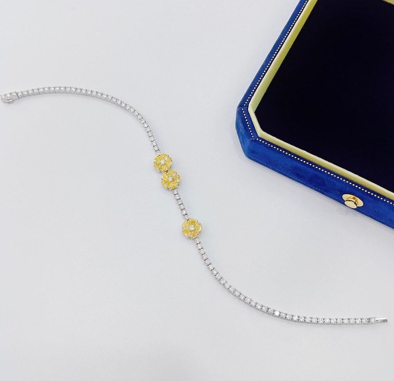 18K White Gold Fancy Yellow Diamond & Diamond Flower Bracelet In New Condition For Sale In Kowloon, HK