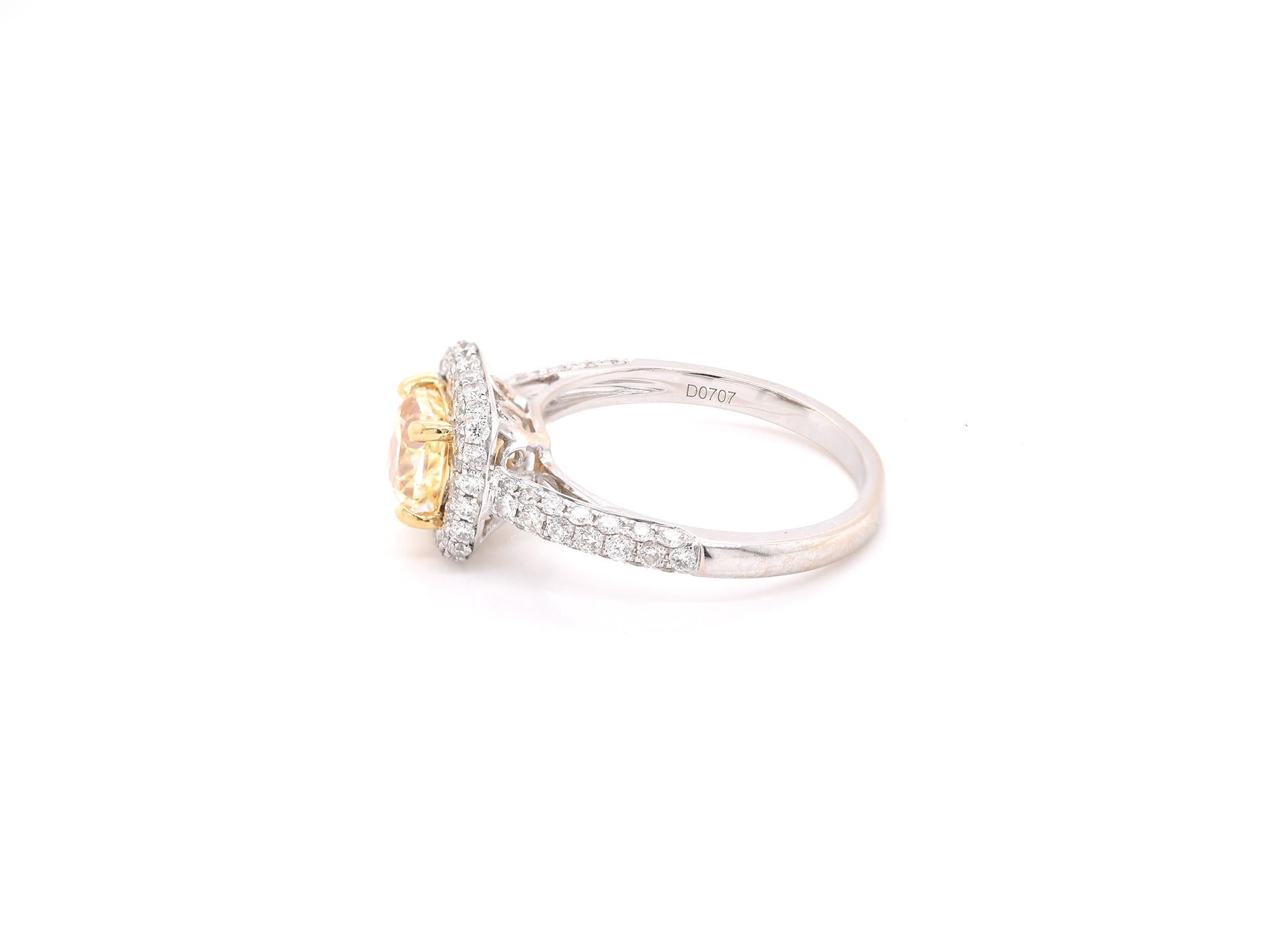 Taille coussin Bague de fiançailles en or blanc 18 carats avec diamant jaune fantaisie en vente
