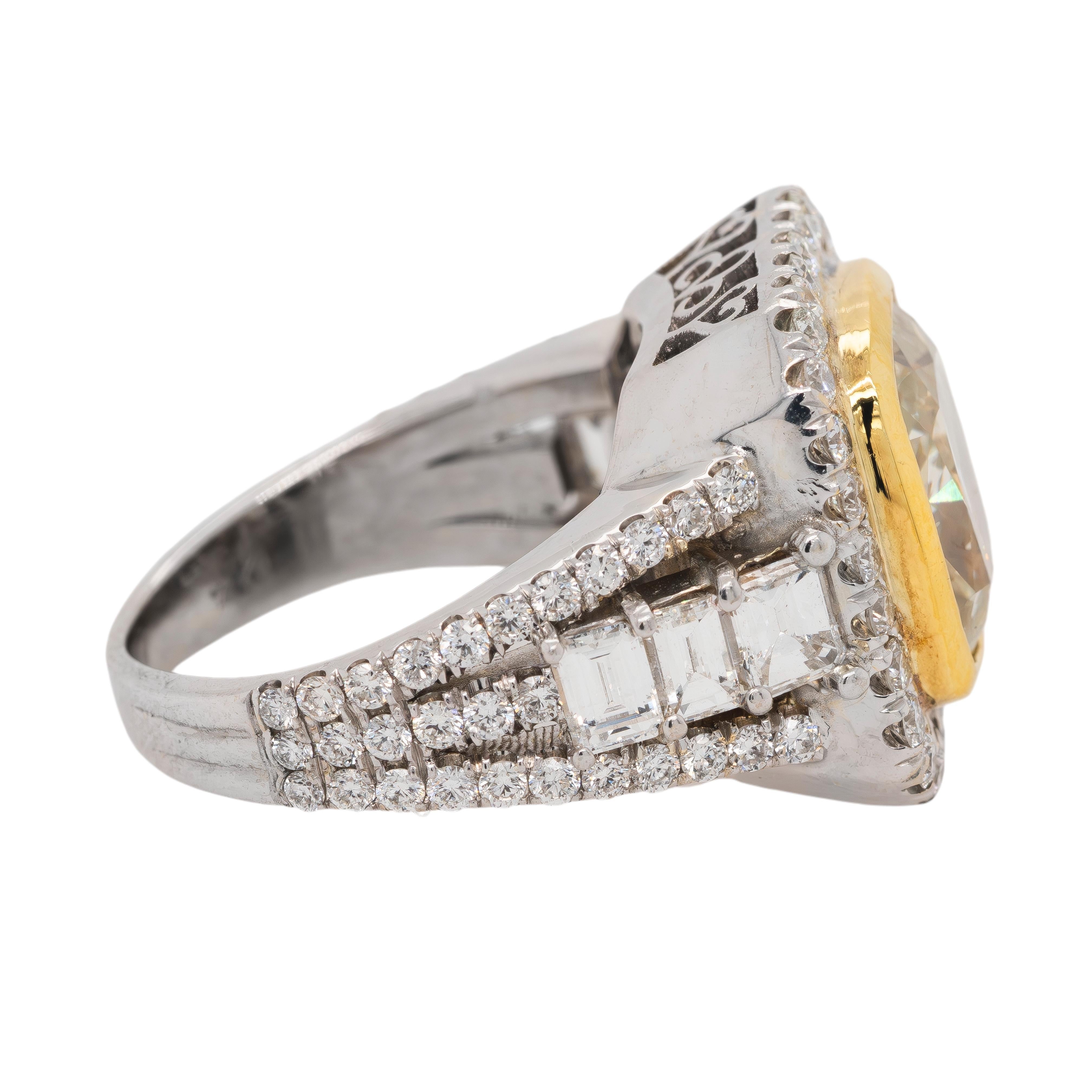 Dieser prächtige Ring aus 18 Karat Weißgold besticht durch einen 5,62-karätigen Fancy Yellow Cushion-Cut-Diamanten als Herzstück, der Wärme und Luxus ausstrahlt. Eingerahmt von ca. 2 Karat natürlichen, runden Brillanten, bietet dieses Schmuckstück