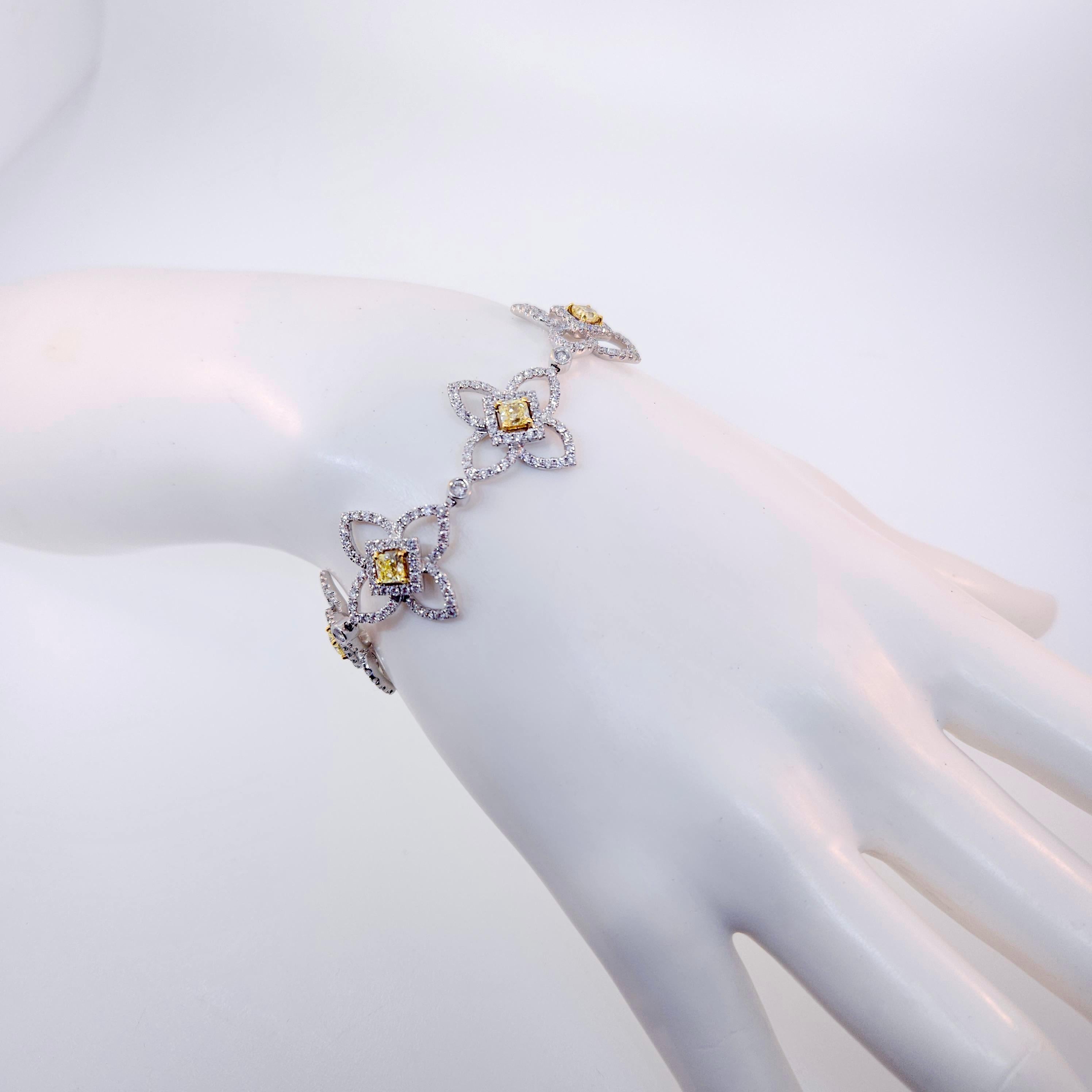 Merci de regarder ce magnifique bracelet en or blanc 18k diamanté par Luca.  Le bracelet contient des diamants d'un poids total de 7,16 carats.  Il y a 7 diamants de couleur jaune vif et de taille radieuse mesurant en moyenne 3,3 à 3,5 mm chacun, ce
