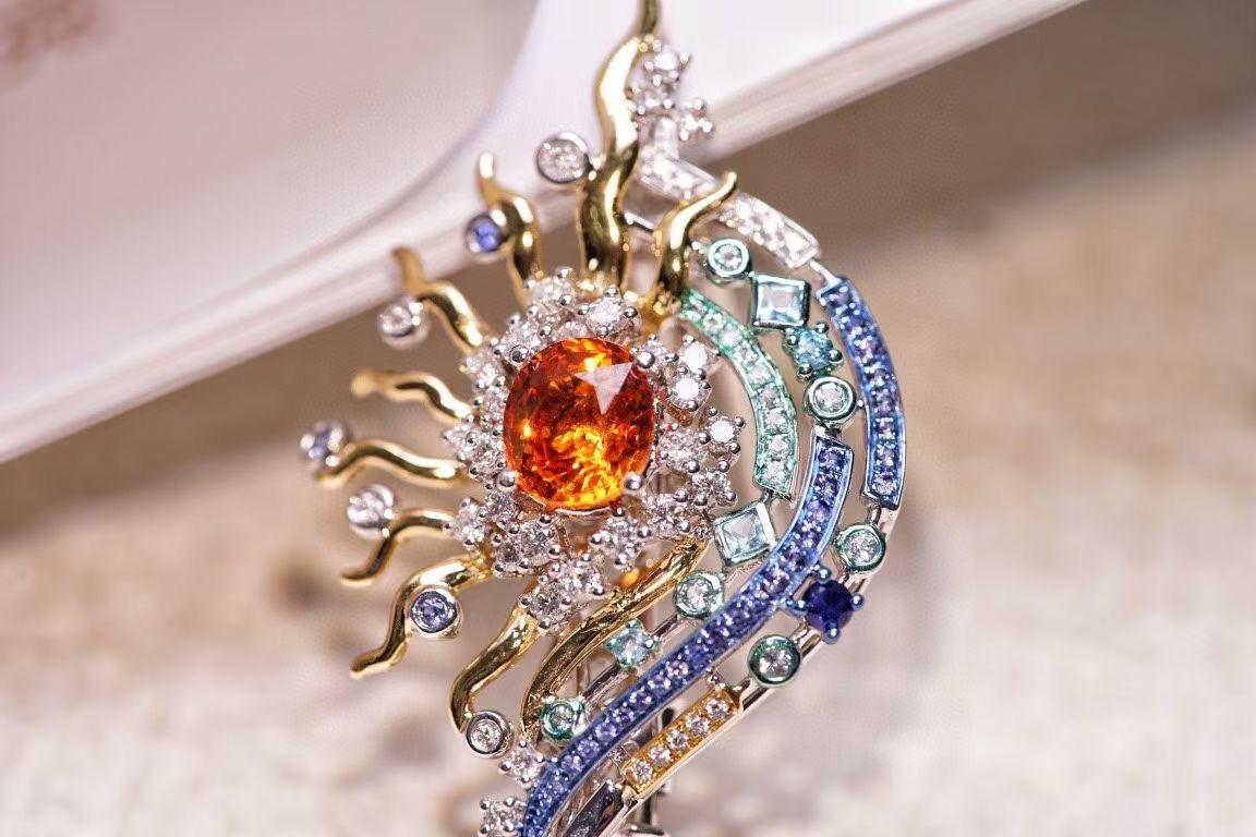 18 Karat Weißgold Fanta Granat & Saphir Anhänger & Brosche mit Diamanten für Damen oder Herren im Angebot
