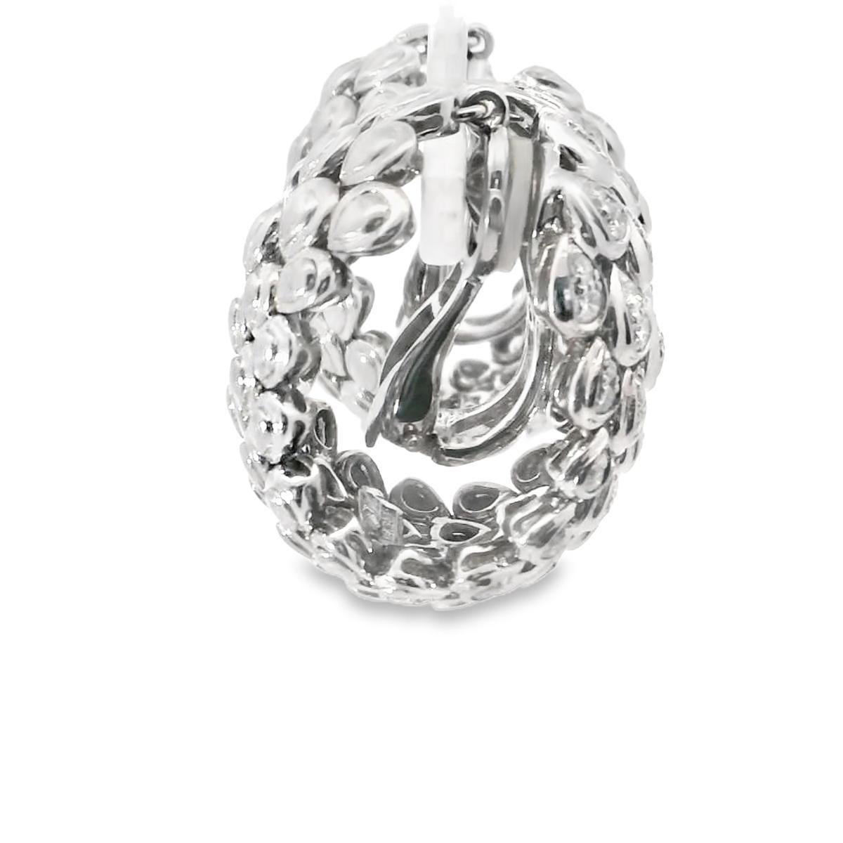 Estos llamativos pendientes presentan un exclusivo diseño de lágrima elaborado en oro blanco de 18 quilates. Cada pendiente está adornado con numerosos diamantes blancos redondos, con un total de 5,0 quilates. Los diamantes, con una claridad de VS1