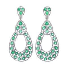 Diana M. Boucles d'oreilles en or blanc 18 carats avec diamants et émeraudes vertes de 18,40 carats