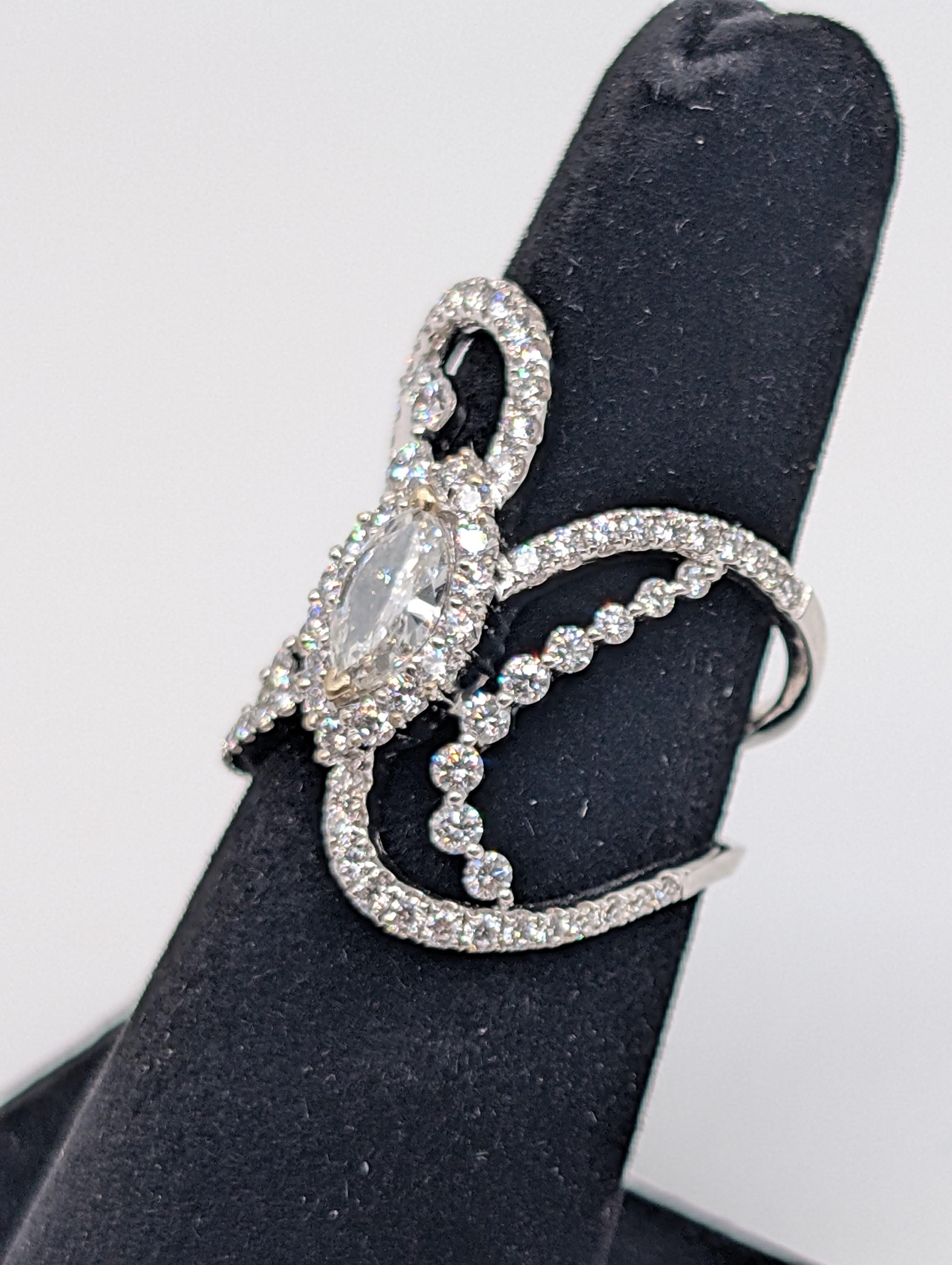 Anello in oro bianco 18k con diamanti tondi e marquise Brilliante In condizioni Nuovo in vendita a New York, US