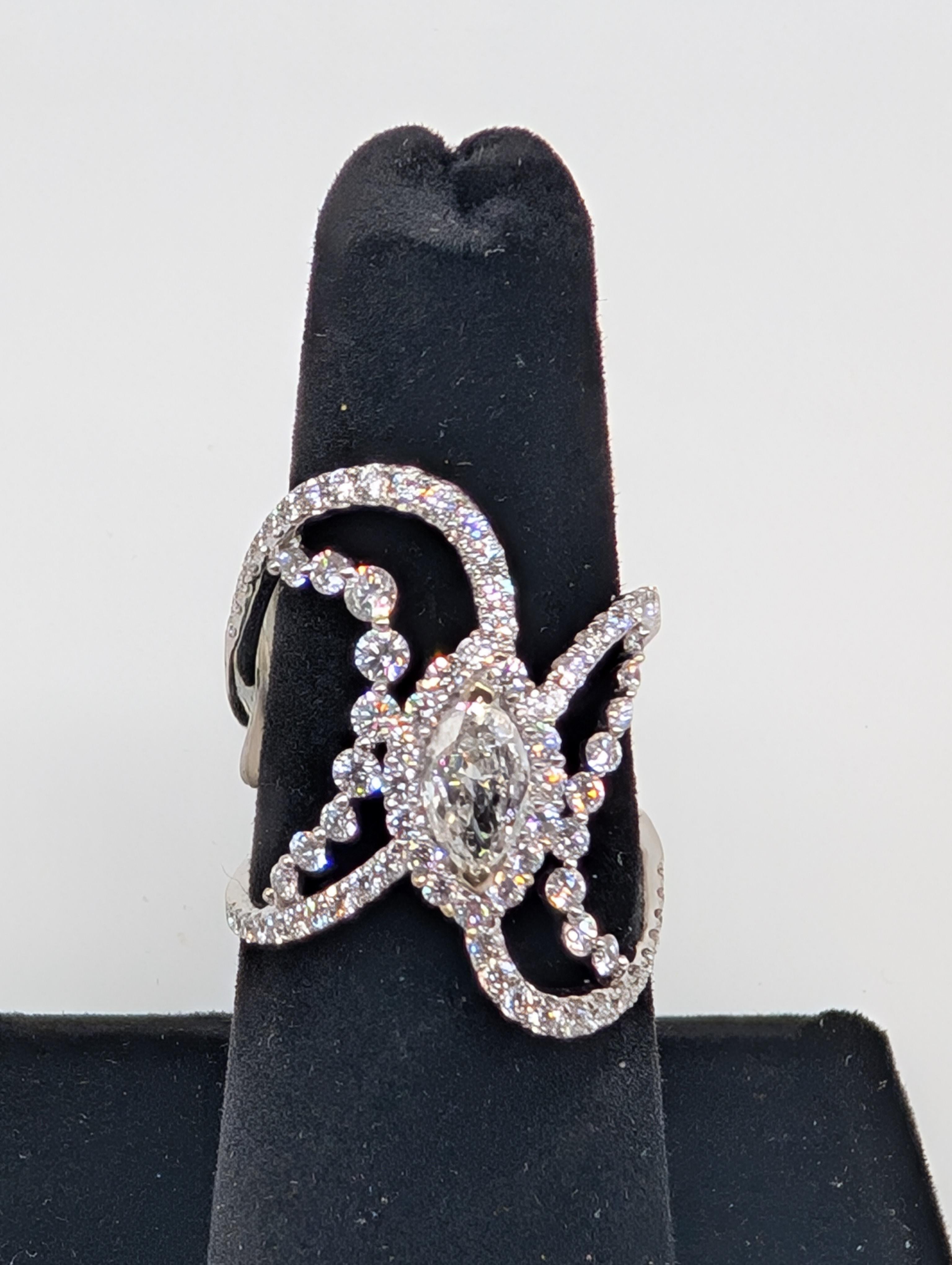 Donna Anello in oro bianco 18k con diamanti tondi e marquise Brilliante in vendita