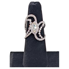 Anillo de moda de oro blanco de 18k con diamantes redondos brillantes y marquesa
