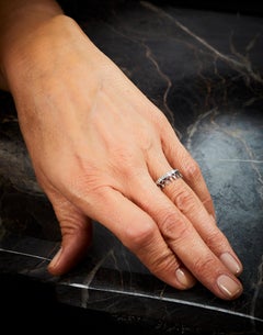 Anello di moda o anello nuziale in oro bianco 18 carati con una fila di diamanti da 0,41 carati