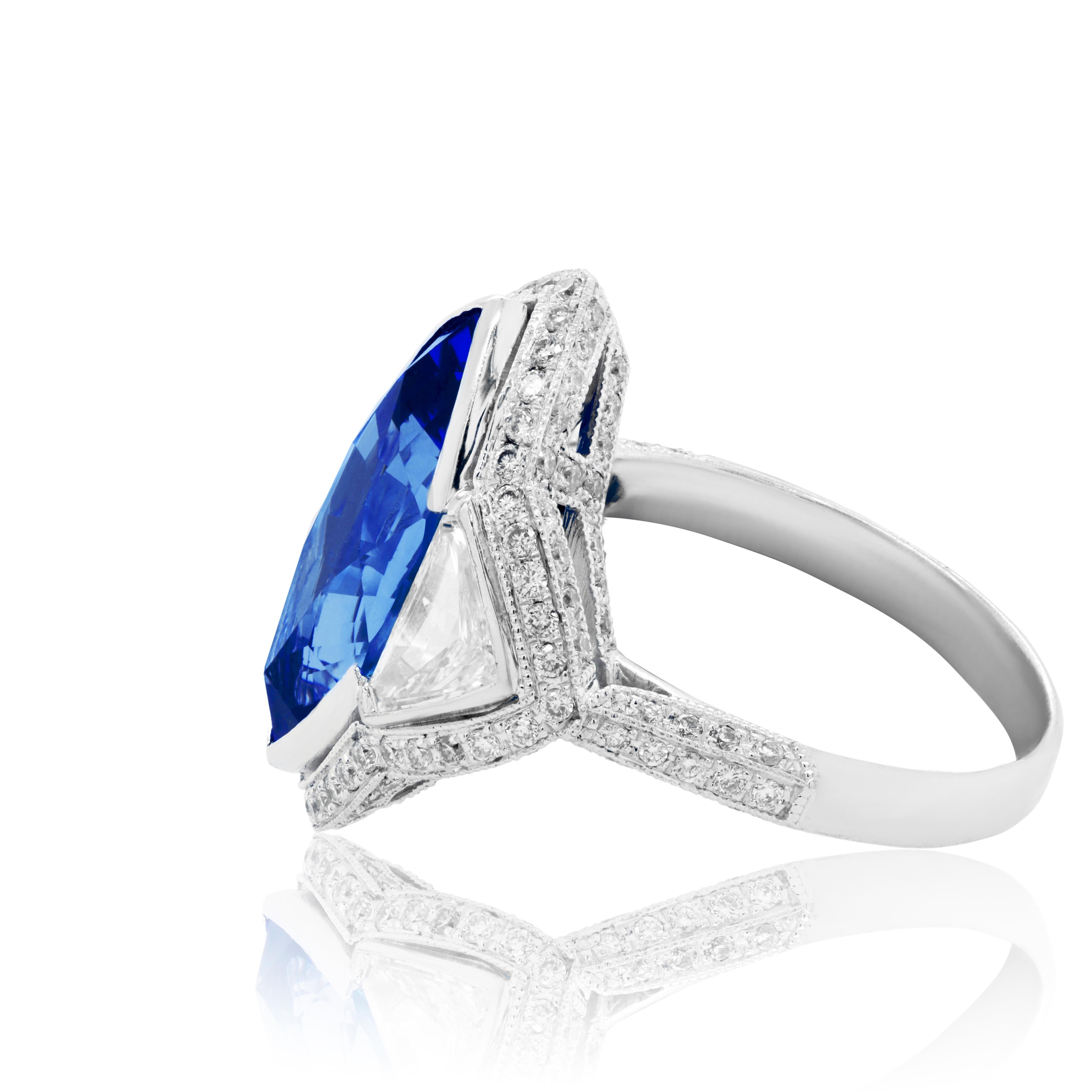 Taille trillion Bague à la mode en or blanc 18 carats avec saphir bleu 6,70 carats et diamants en vente