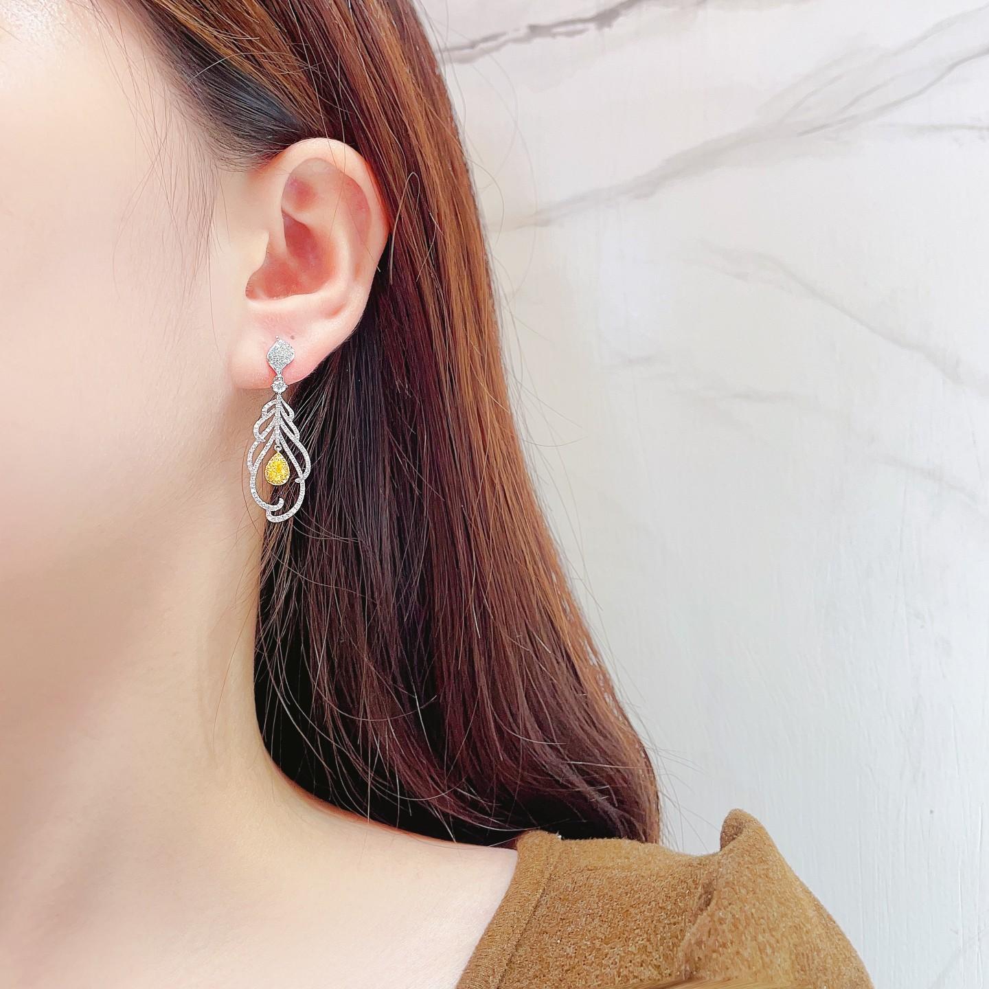 Pendientes Gota Pluma de Oro Blanco de 18 K con Diamantes Amarillos y Blancos Naturales
Experimenta el epítome del lujo con estos pendientes gota de pluma de oro blanco de 18 quilates, exquisitamente adornados con diamantes amarillos y blancos