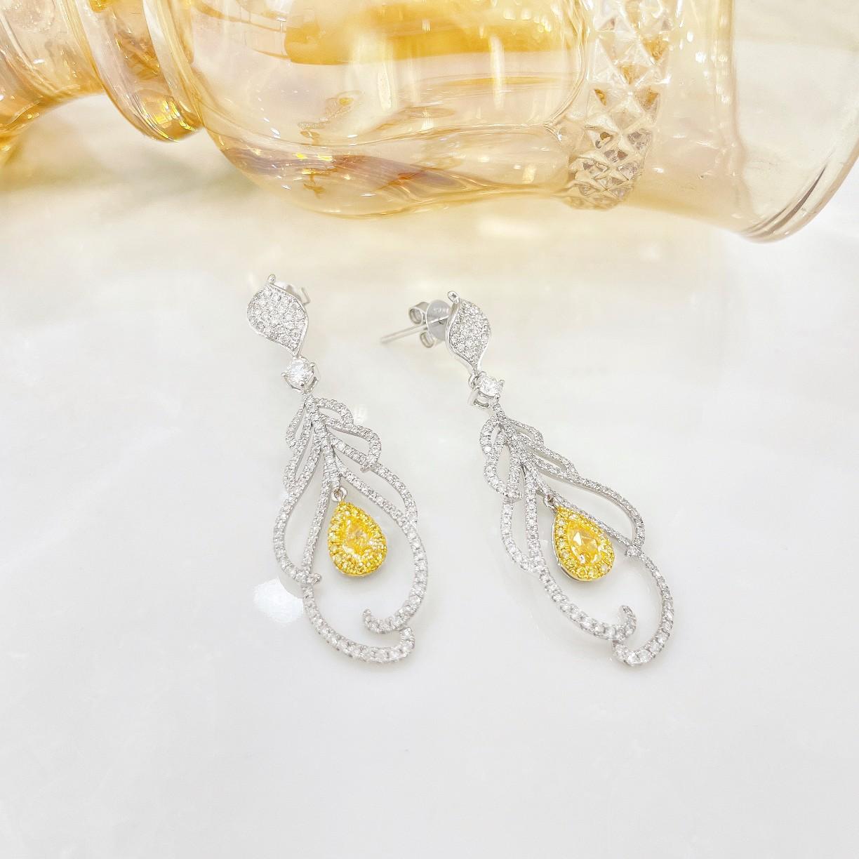 Pendientes Gota Pluma de Oro Blanco de 18 K con Diamantes Amarillos y Blancos Naturales Moderno en venta