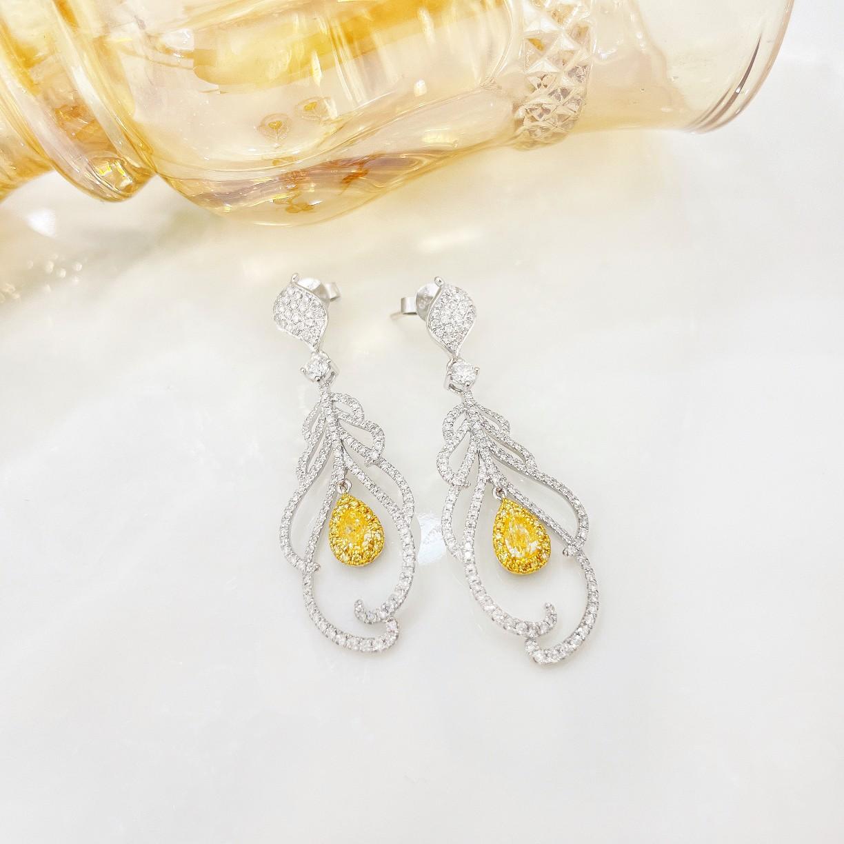 Pendientes Gota Pluma de Oro Blanco de 18 K con Diamantes Amarillos y Blancos Naturales Corte brillante en venta