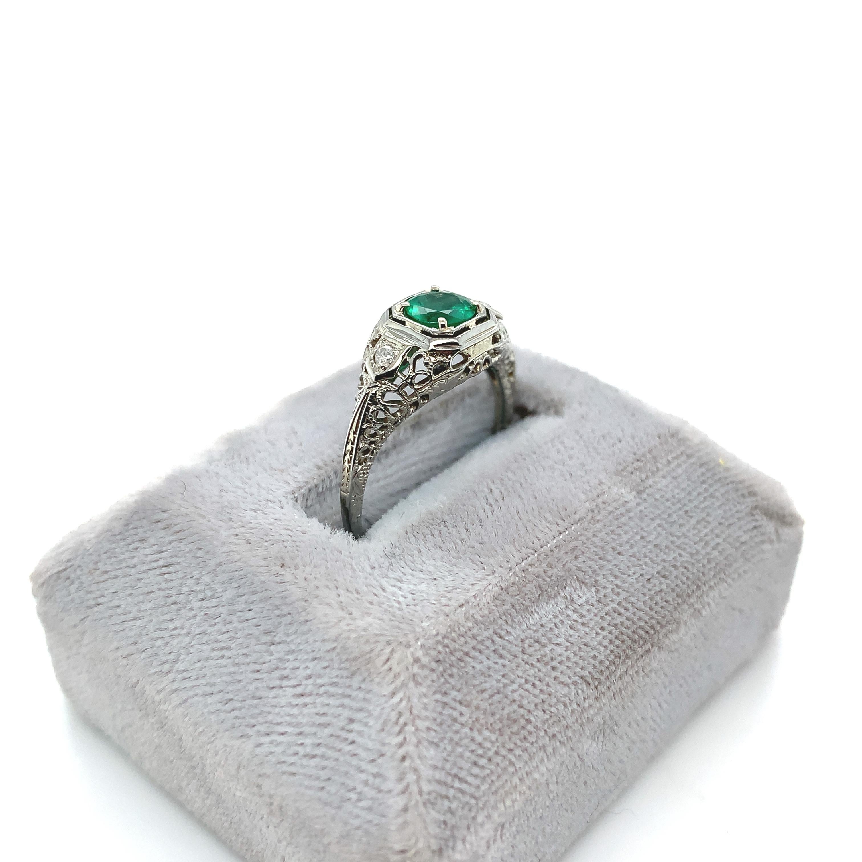 Round Cut 18K white gold Filigree Deco .55ct Emerald Ring For Sale