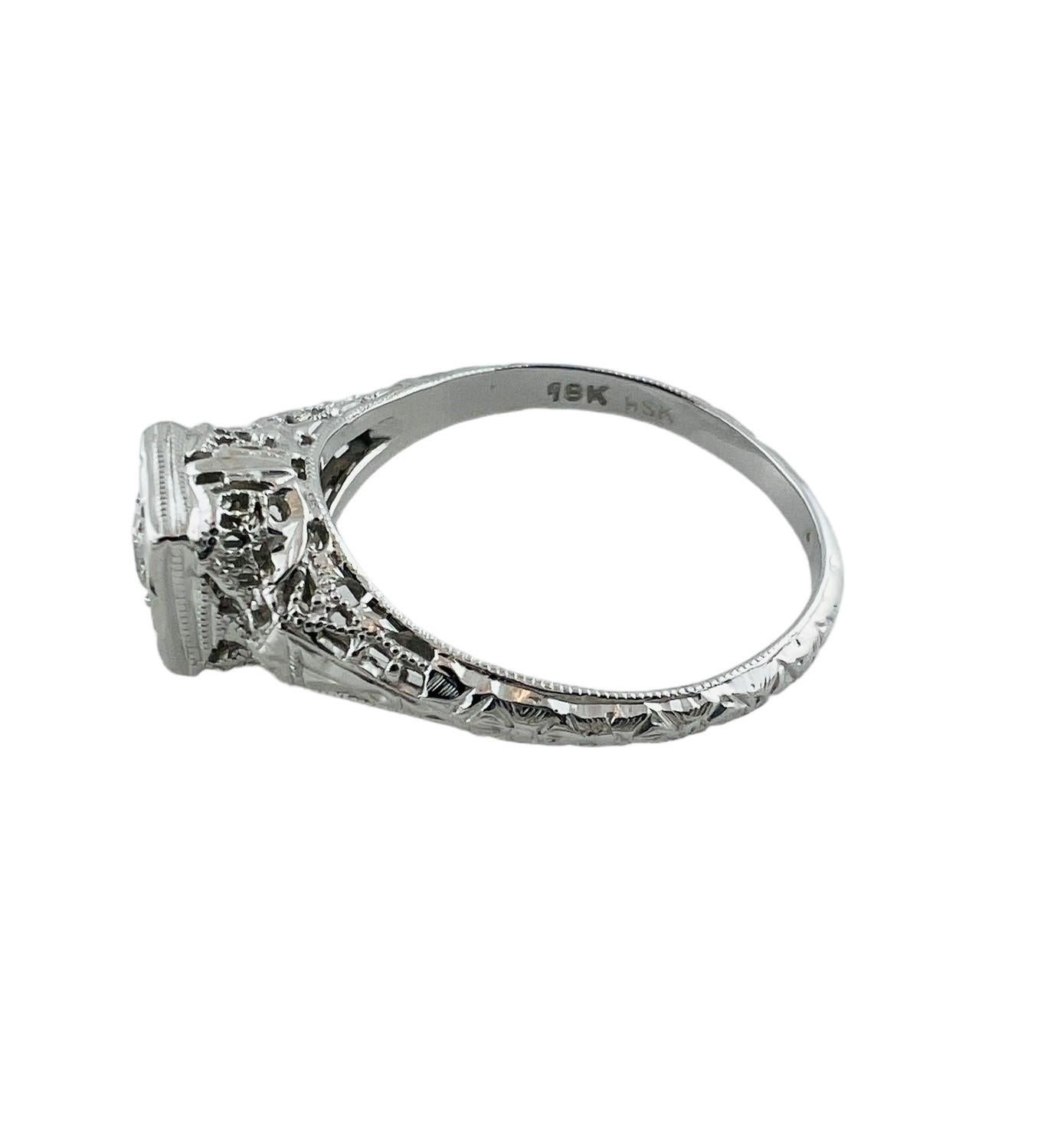 18K White Gold Diamond Filigree Ring

This beautiful vintage ring is set with single center older round brilliant diamond

Diamond is approx. 0.18cts

Diamond clarity - VVS1

Diamond color - E

Ring is a size 7

Front of ring is approx. 7.5mm in