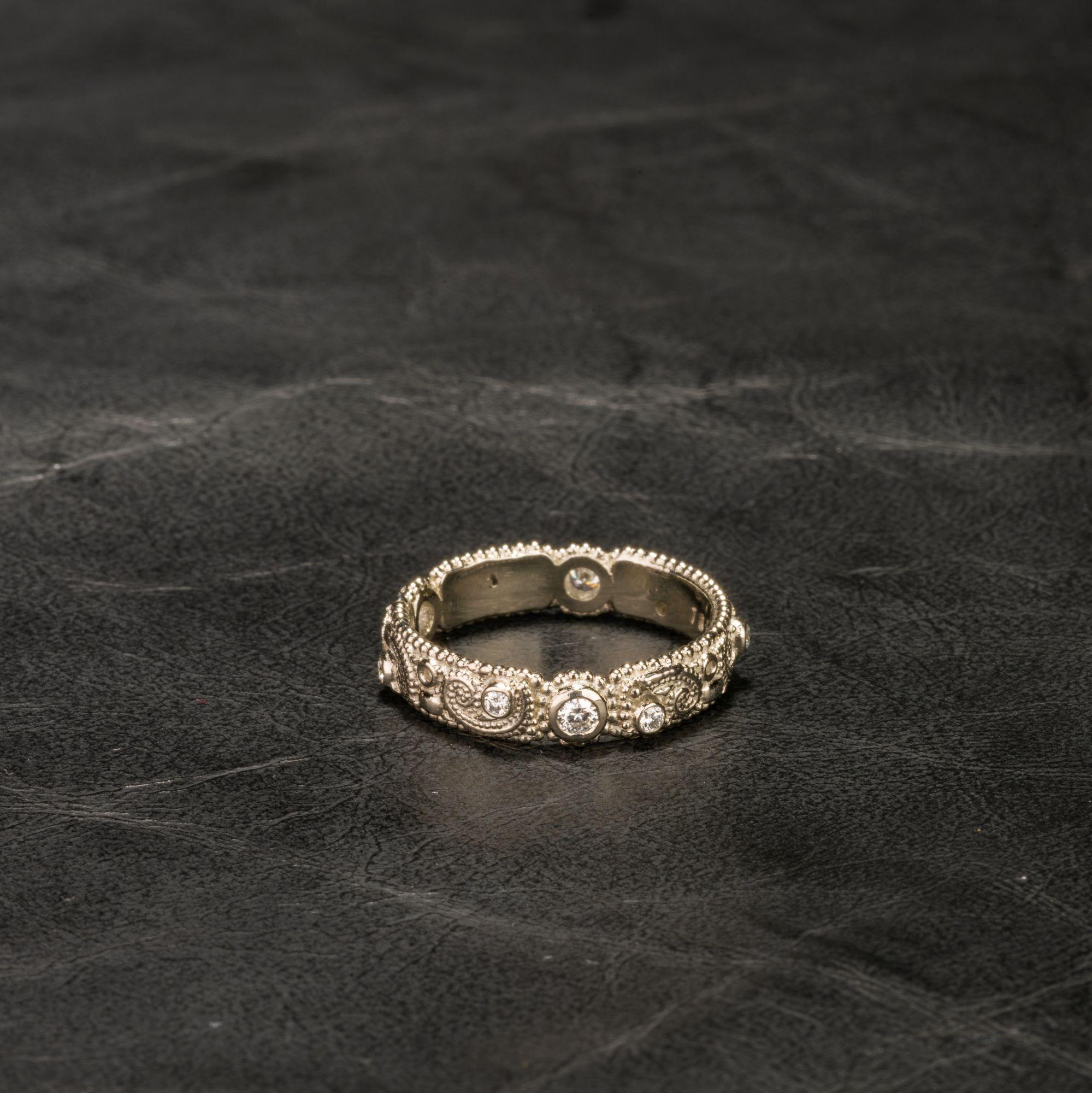 Taille ronde Bracelet en or blanc 18 carats à motif filigrane avec diamants blancs en vente