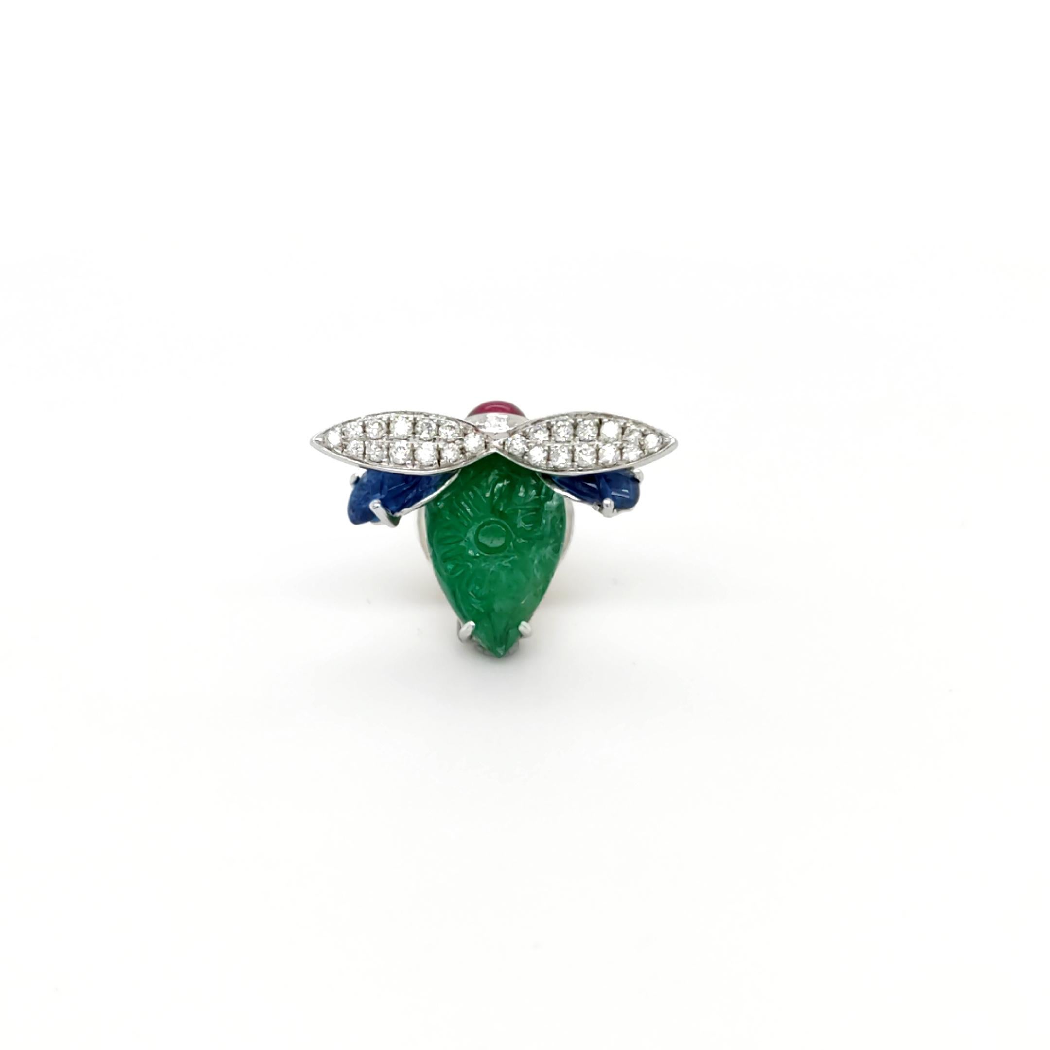 Round Cut 18K White Gold Firefly Emerald and Diamond Brooch For Sale