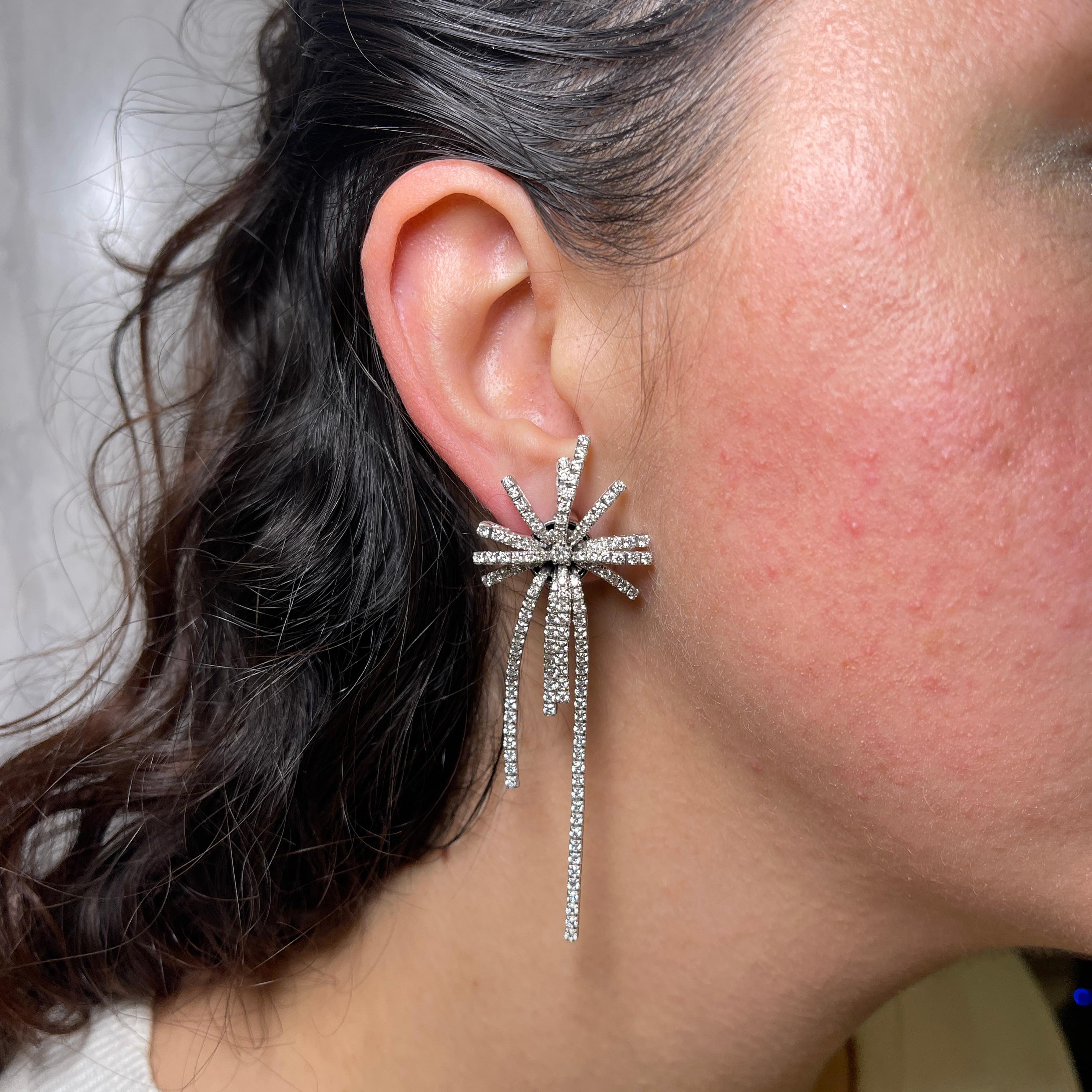 18K White Gold Fireworks-Inspired Earrings with Natural Diamonds In New Condition For Sale In Bergamo, BG