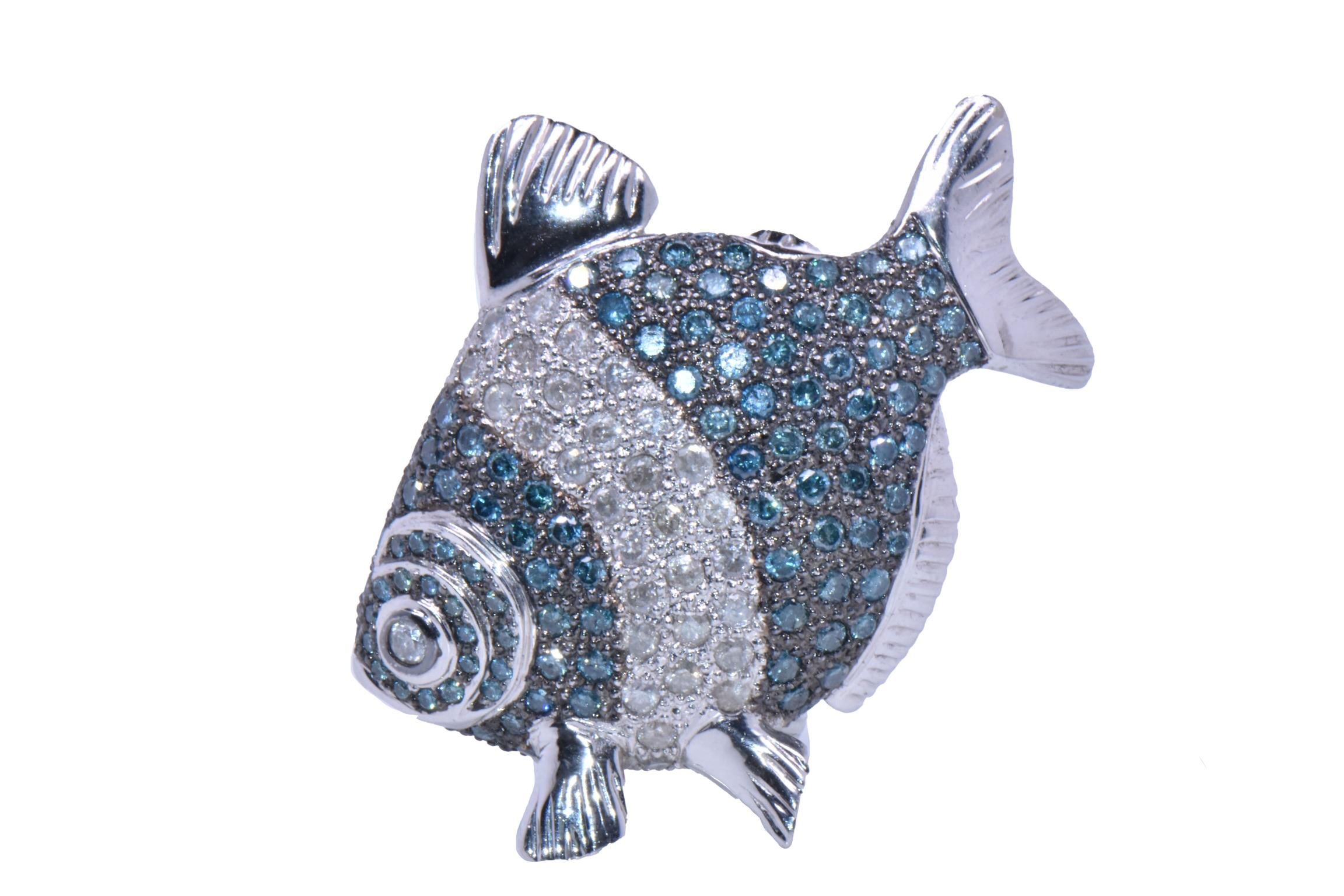 Eine einmalige Fischfigur aus 18k Weißgold mit weißen und blauen Diamanten 
Merkmale:
Diamant Karat Gewicht: 9,20 Karat
Metall: 36,05 Gramm, 18k Weißgold 
