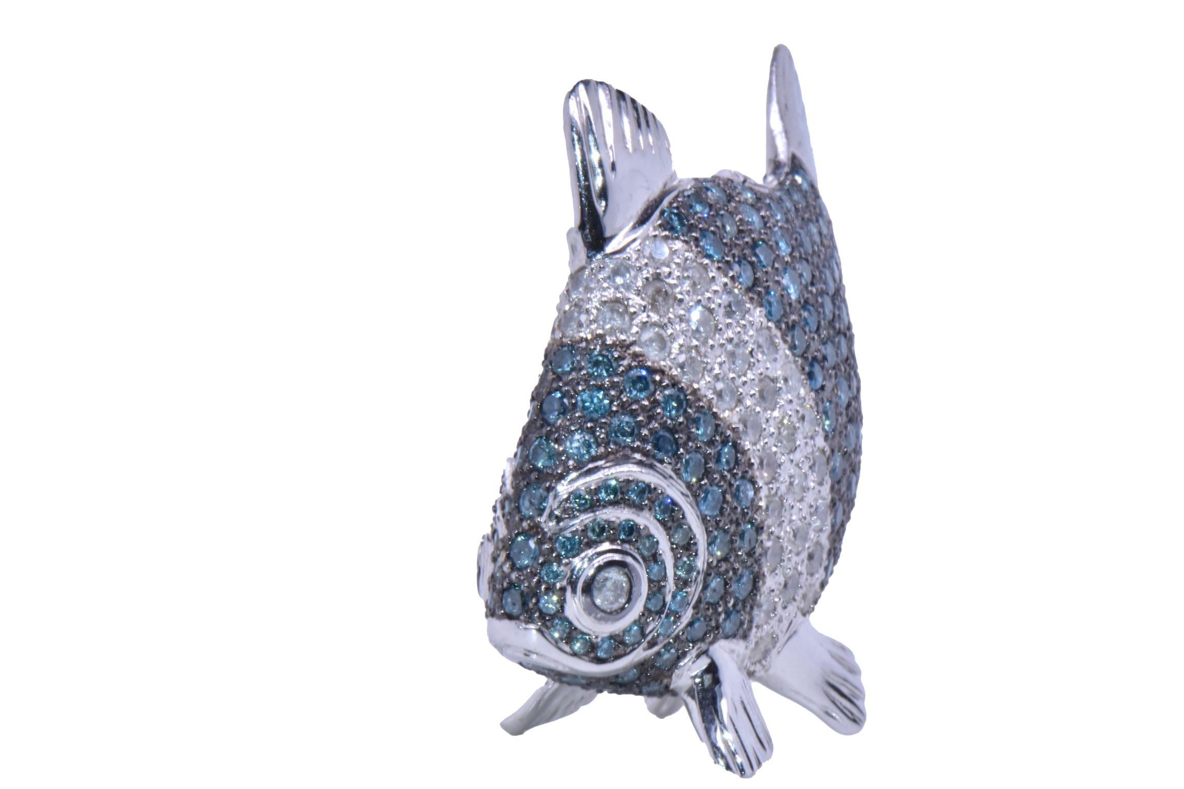 18 Karat Weißgold Fischfigur mit 9,20 Karat weißen und blauen Diamanten (Rundschliff) im Angebot
