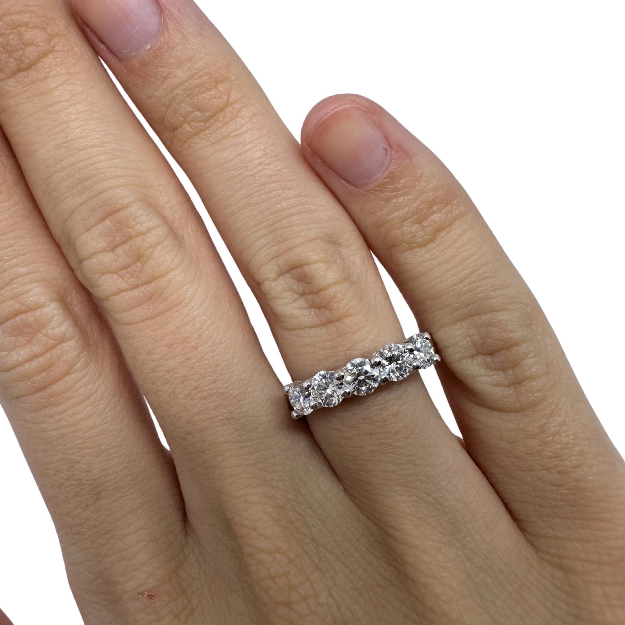 18K White Gold Five Stone Diamond Band In Good Condition For Sale In New York, NY