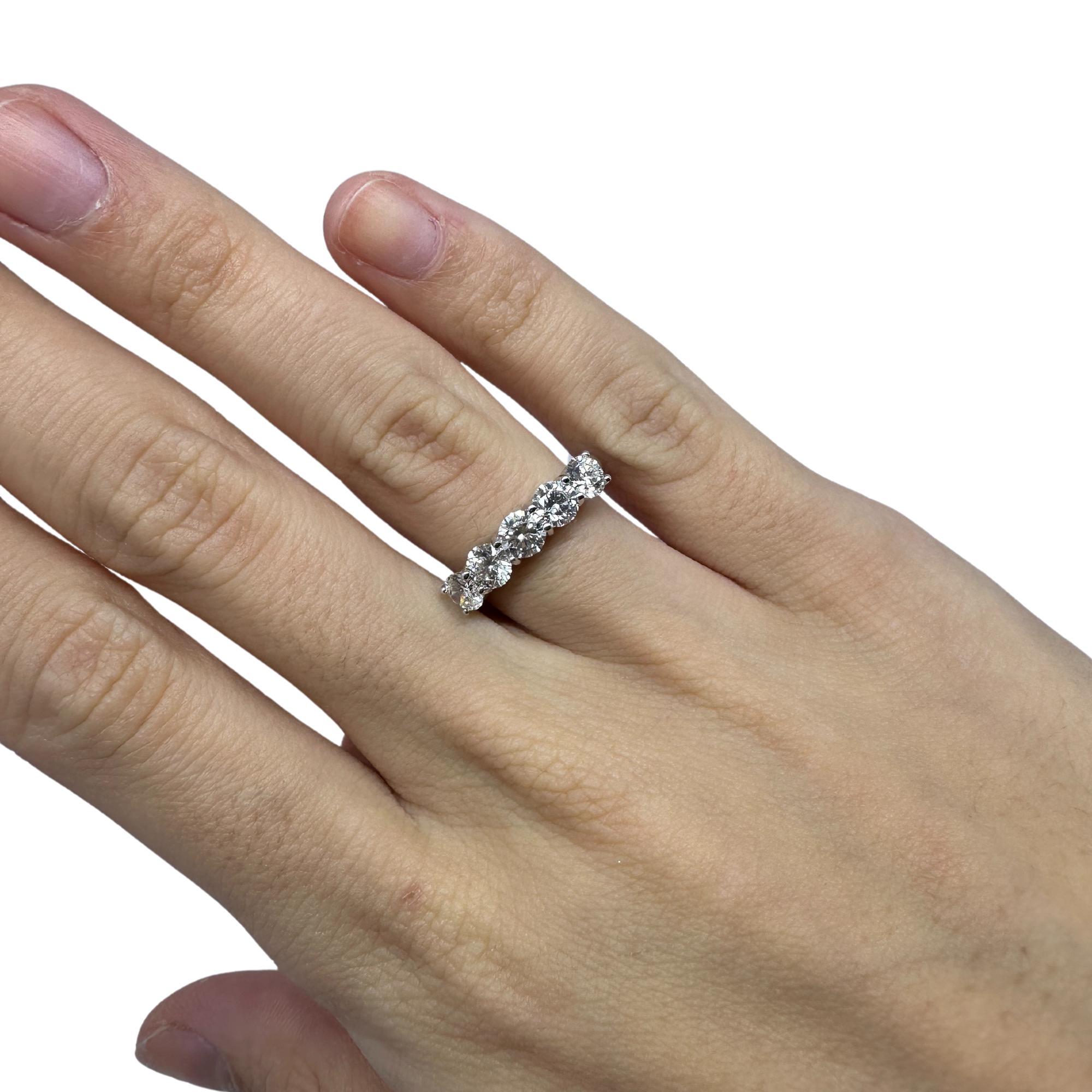 18K White Gold Five Stone Diamond Band Ring In Good Condition For Sale In New York, NY