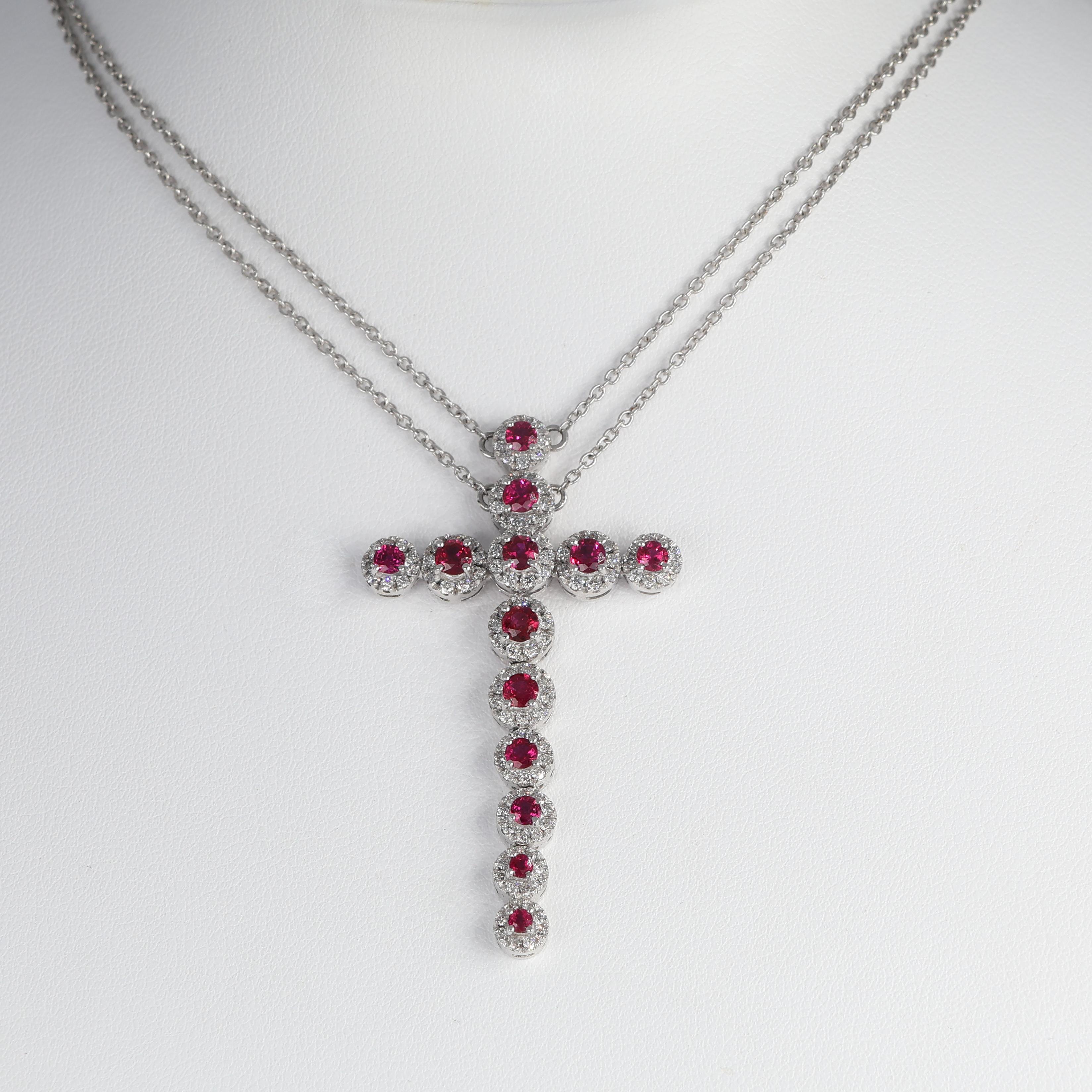 Taglio brillante Ciondolo a croce flessibile in oro bianco 18K con rubini e diamanti in vendita
