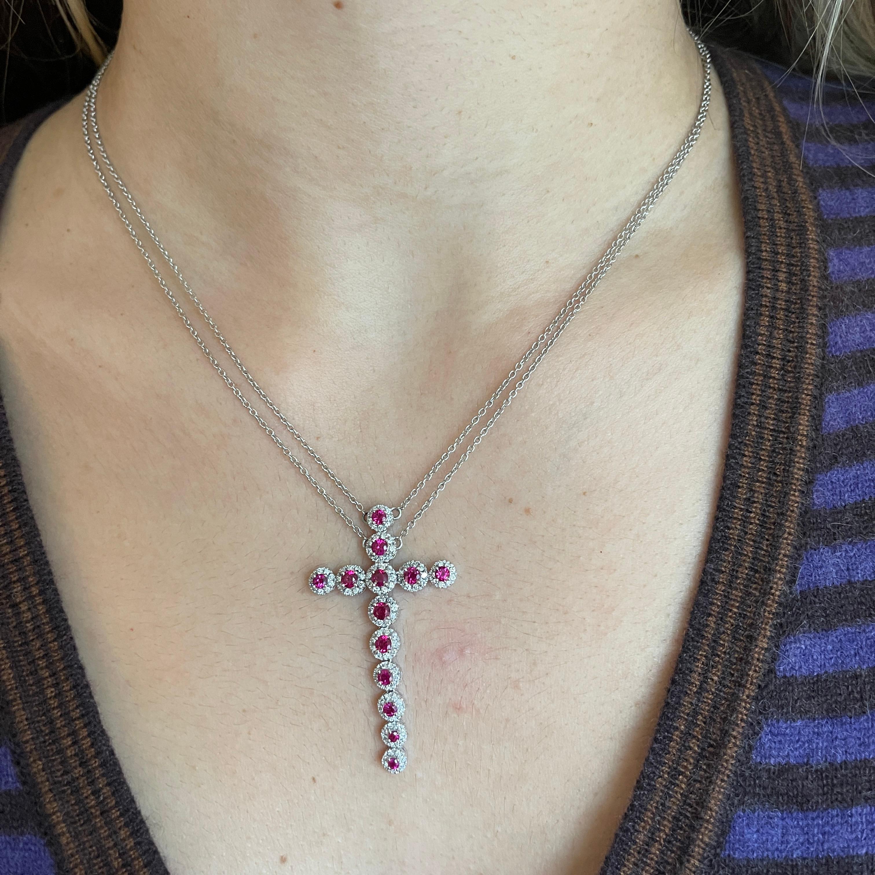 Ciondolo a croce flessibile in oro bianco 18K con rubini e diamanti in vendita 3