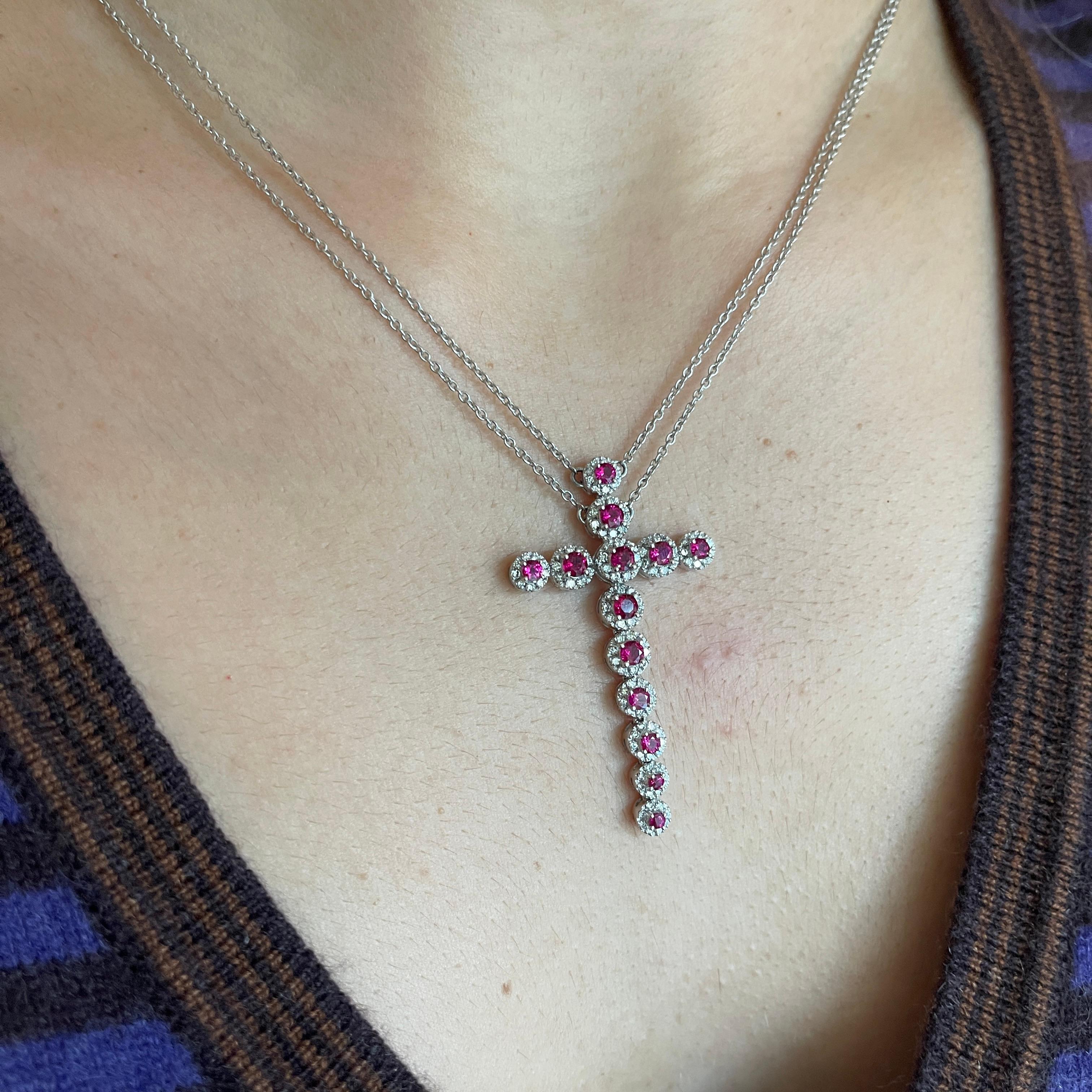 Ciondolo a croce flessibile in oro bianco 18K con rubini e diamanti in vendita 4