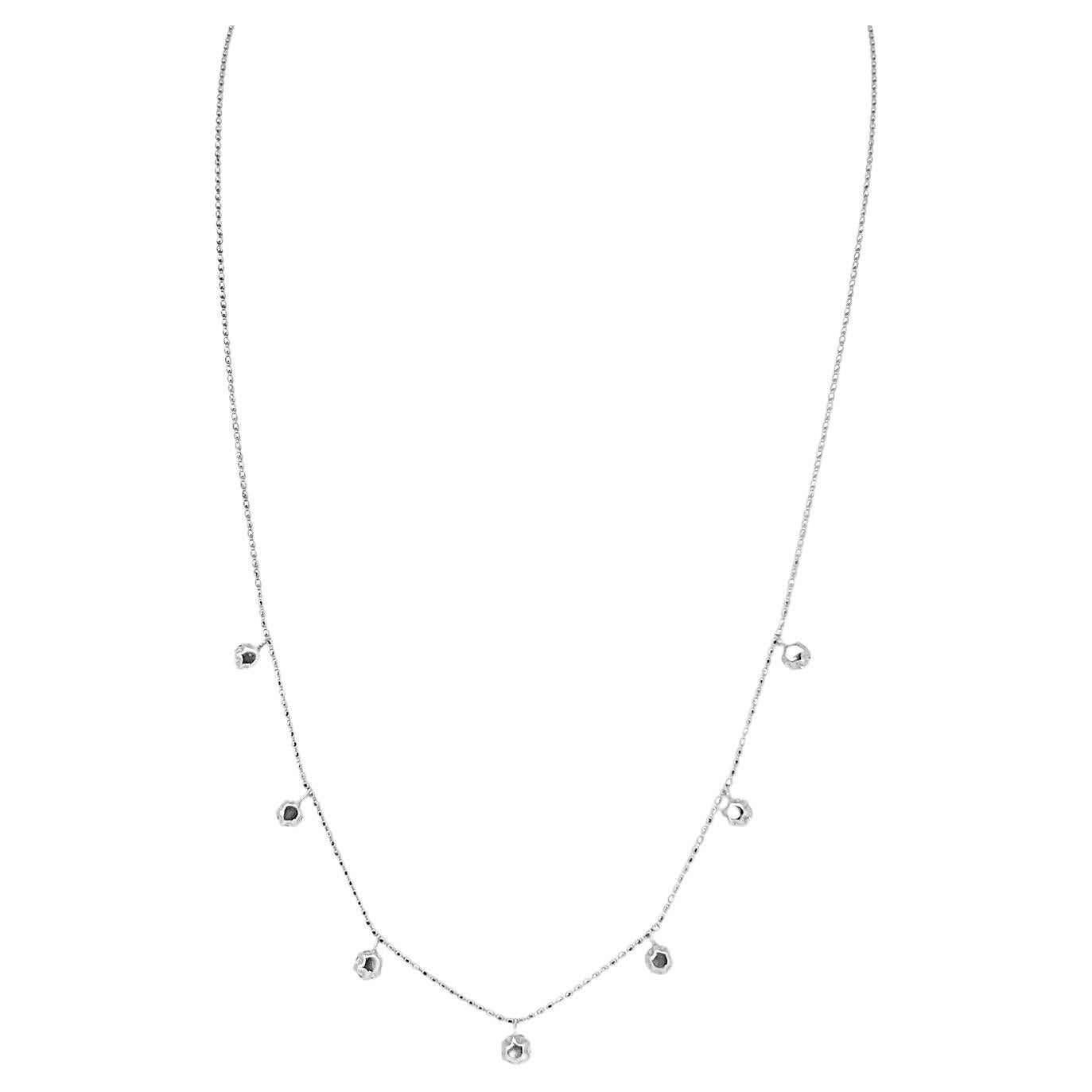 Eine elegante Halskette mit einem Anhänger, der mit 1,2 Karat runden Brillanten besetzt ist. Das Schmuckstück ist aus 18 Karat Weißgold mit einer hochwertigen Politur gefertigt. Er wird mit IGI-Zertifikat und einer schicken Schmuckschatulle