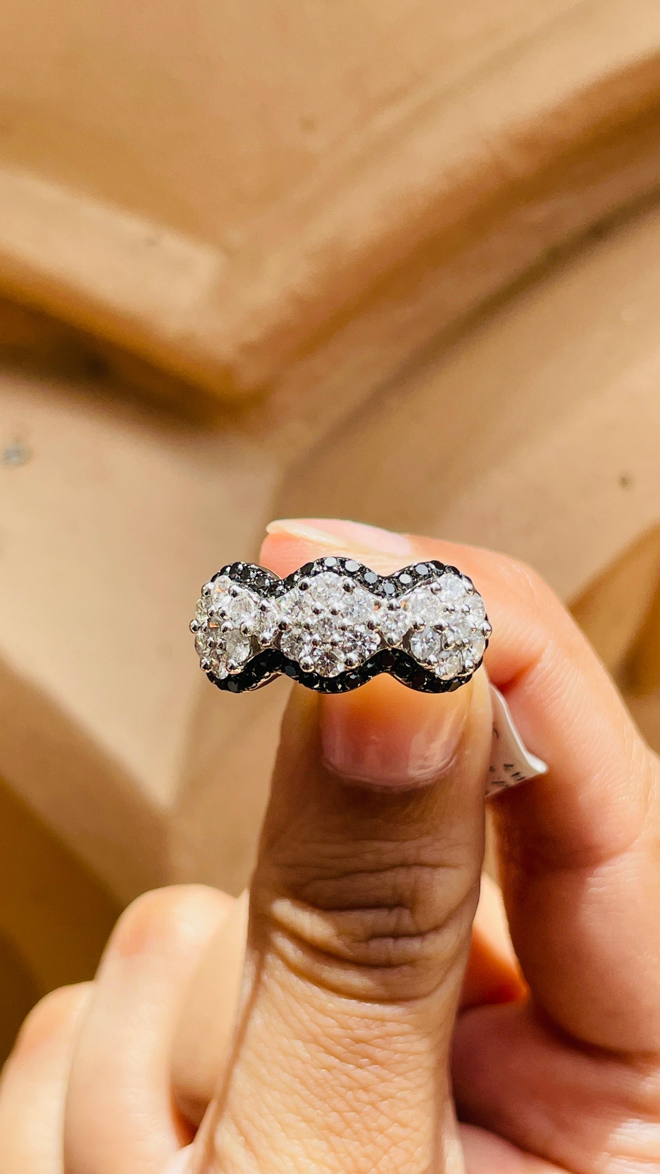 En vente :  Bague en or blanc 18 carats à trois diamants blancs noirs et blancs 13