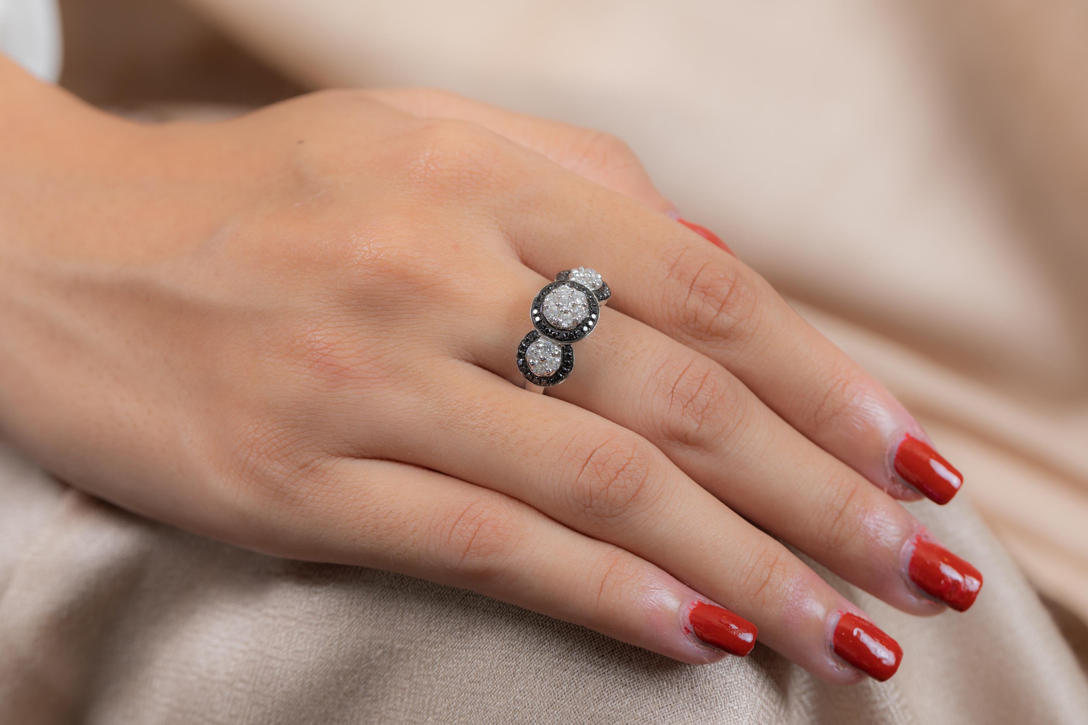 En vente :  Bague en or blanc 18 carats à trois diamants blancs noirs et blancs 4