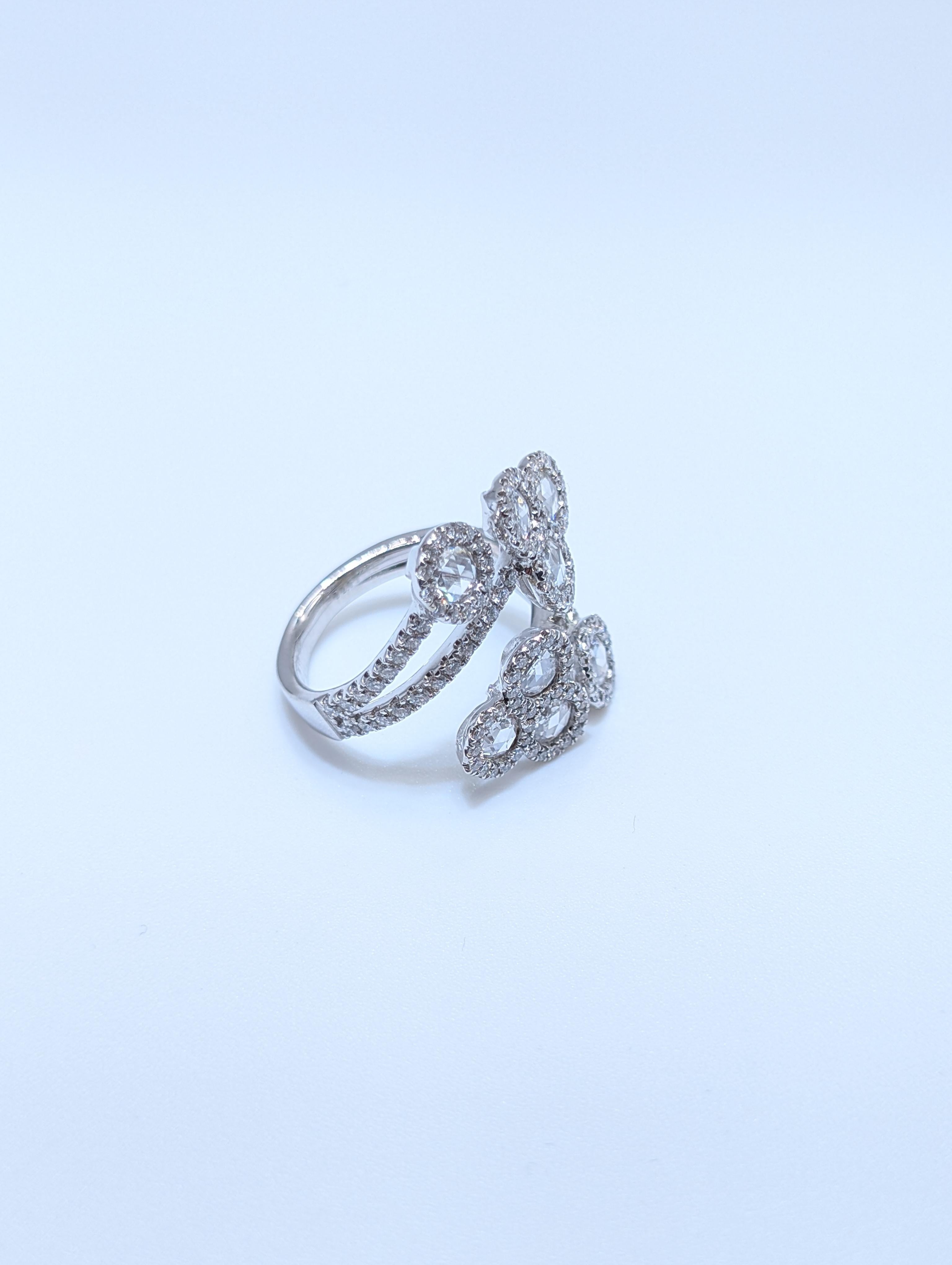 Taglio rotondo 18K White Gold Floral By-pass Diamond Ring in vendita