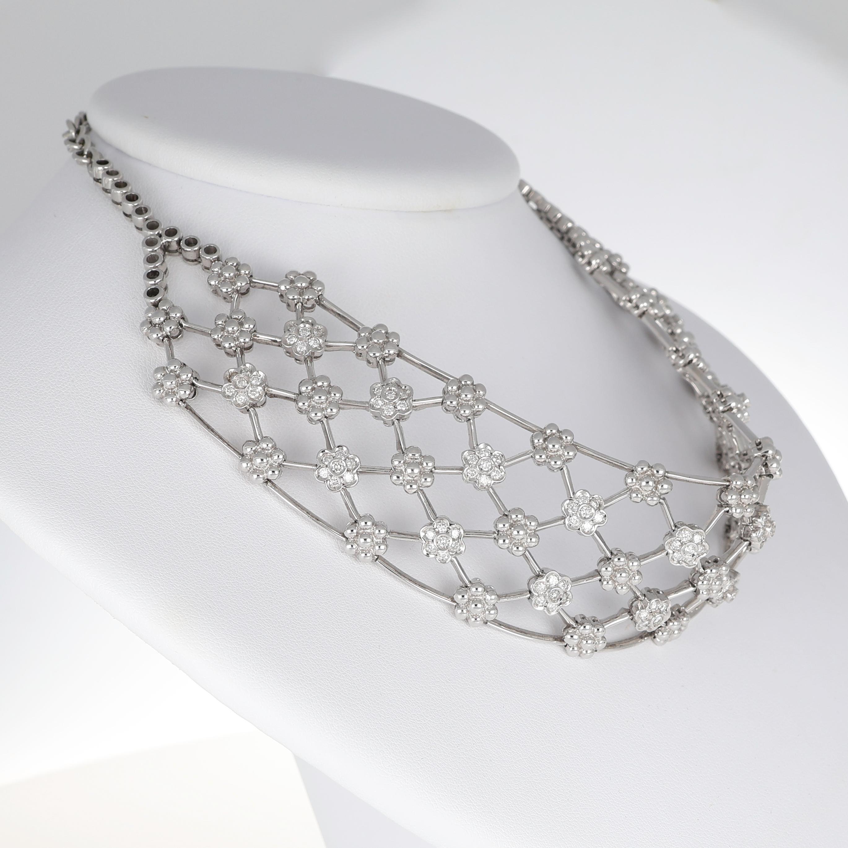Taglio brillante Girocollo floreale in oro bianco 18K con diamanti in vendita