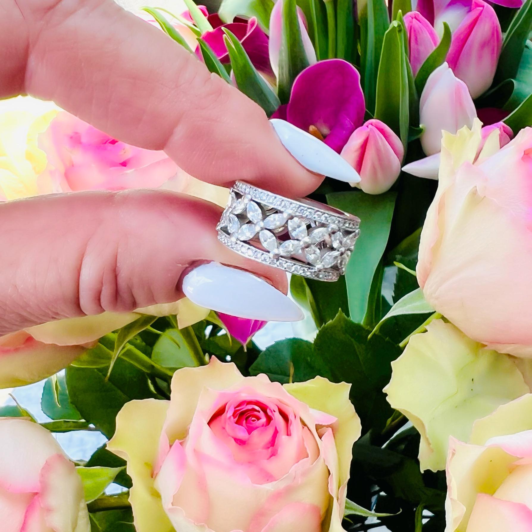 Wenn Sie Ihrer Sammlung ein wenig Glanz verleihen wollen, dann sind Sie hier genau richtig! Diese Schönheit aus 18 Karat Weißgold verfügt über 144 funkelnde Diamanten im Marquise- und Rundschliff mit einem Gesamtgewicht von ca. 3,60 Karat, die in