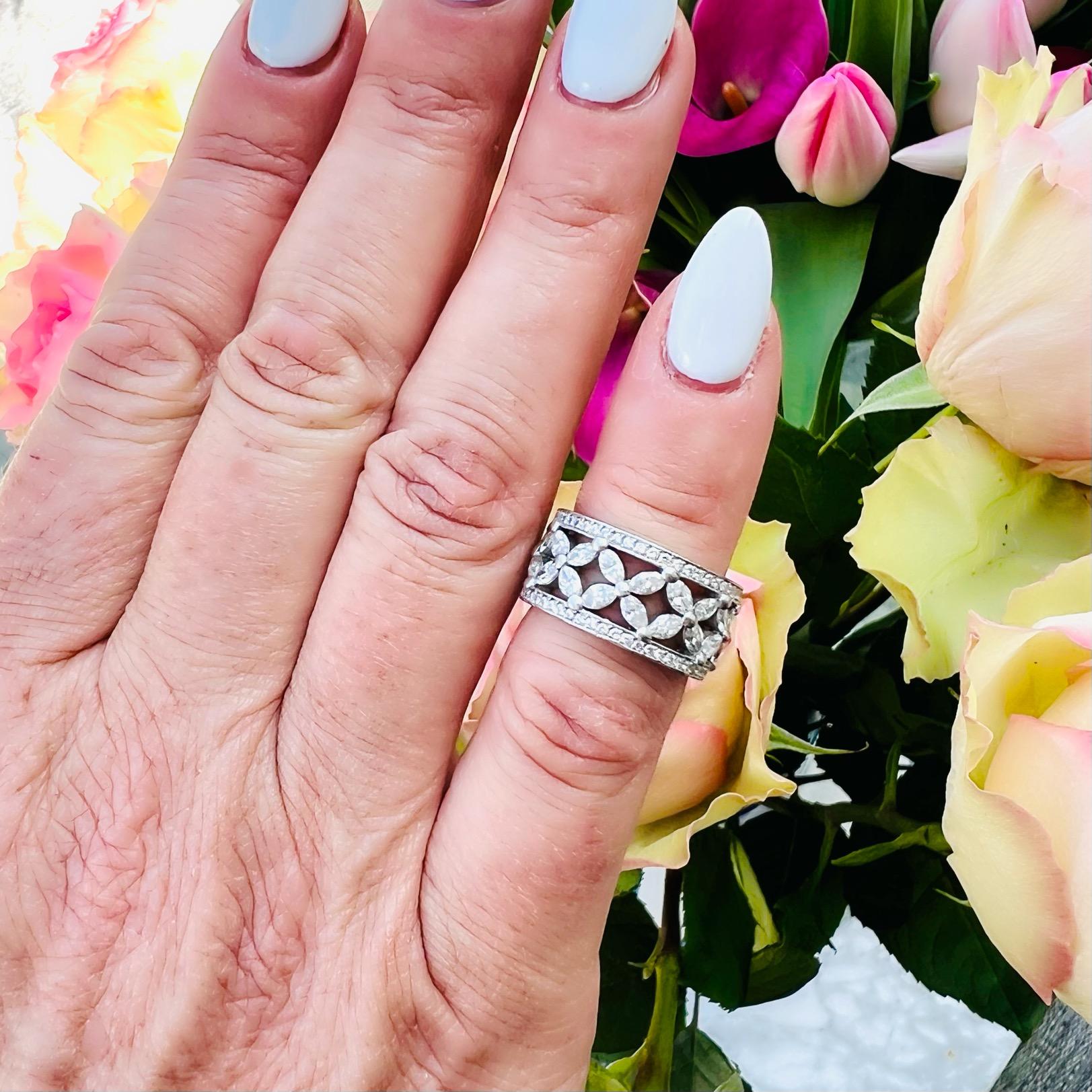 18 Karat Weißgold Mode-Ring mit geblümtem Diamant im Angebot 1
