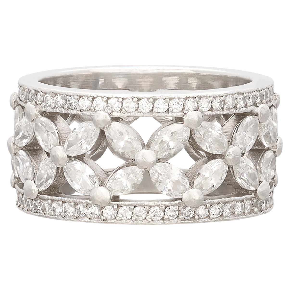 18k White Gold Floral Diamond Fashion Ring