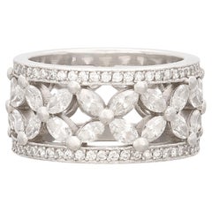 Bague à la mode en or blanc 18 carats avec diamants floraux