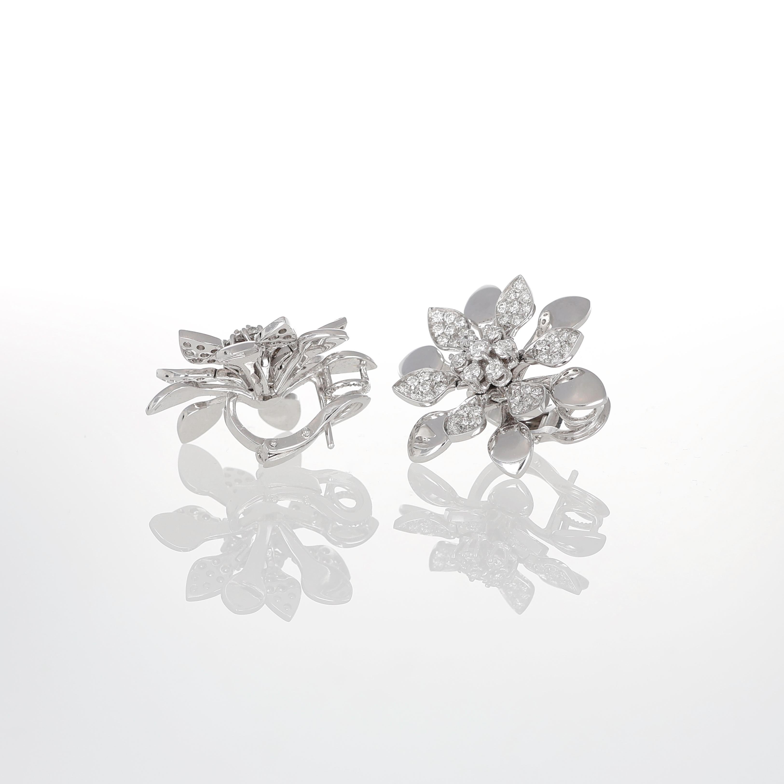 18K White Gold Floral Earrings with Diamond Pavé and Moving Petals In New Condition For Sale In Bergamo, BG