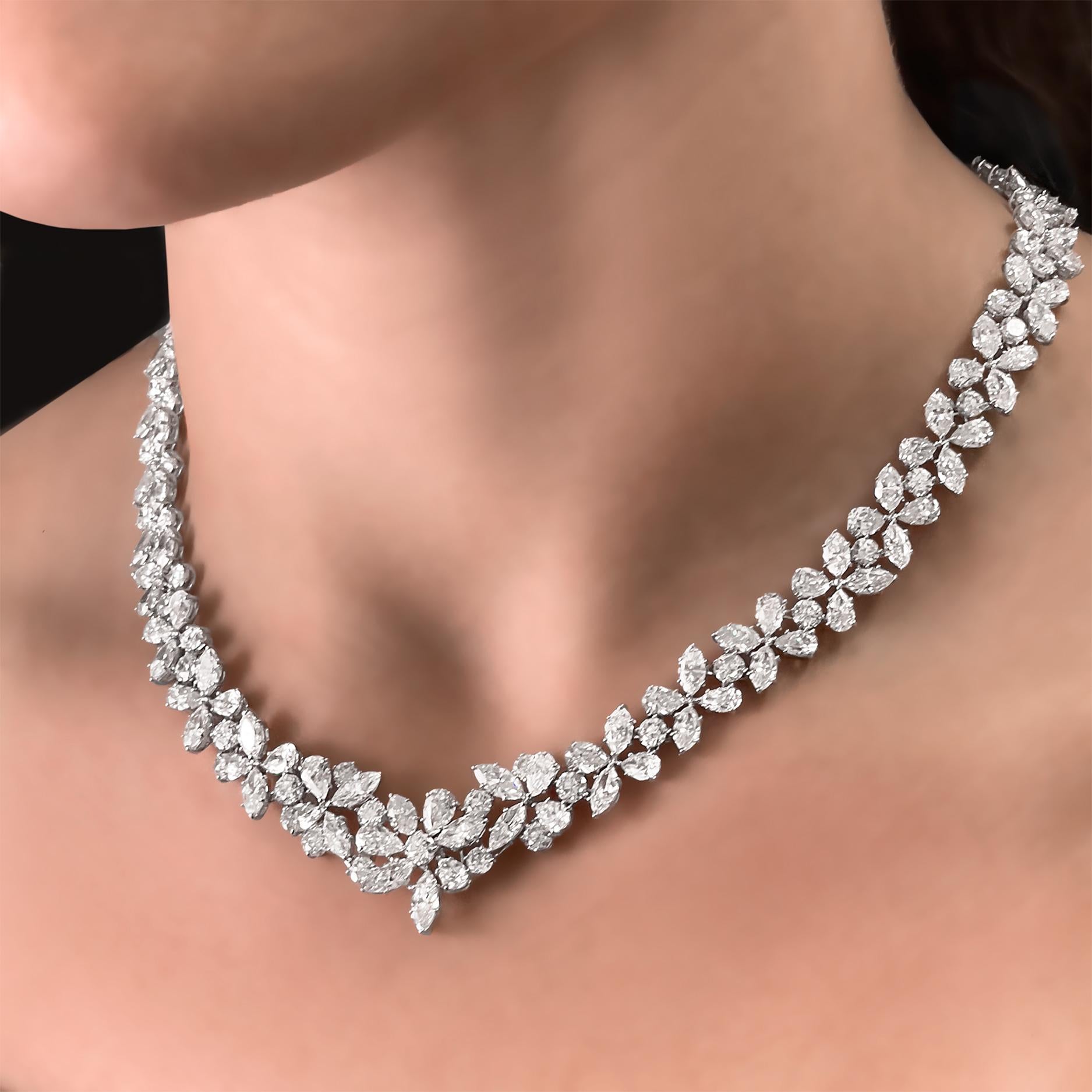 Collier en or blanc 18 carats avec mosaïque florale de diamants de taille marquise, poire et ronde Excellent état - En vente à Surfside, FL
