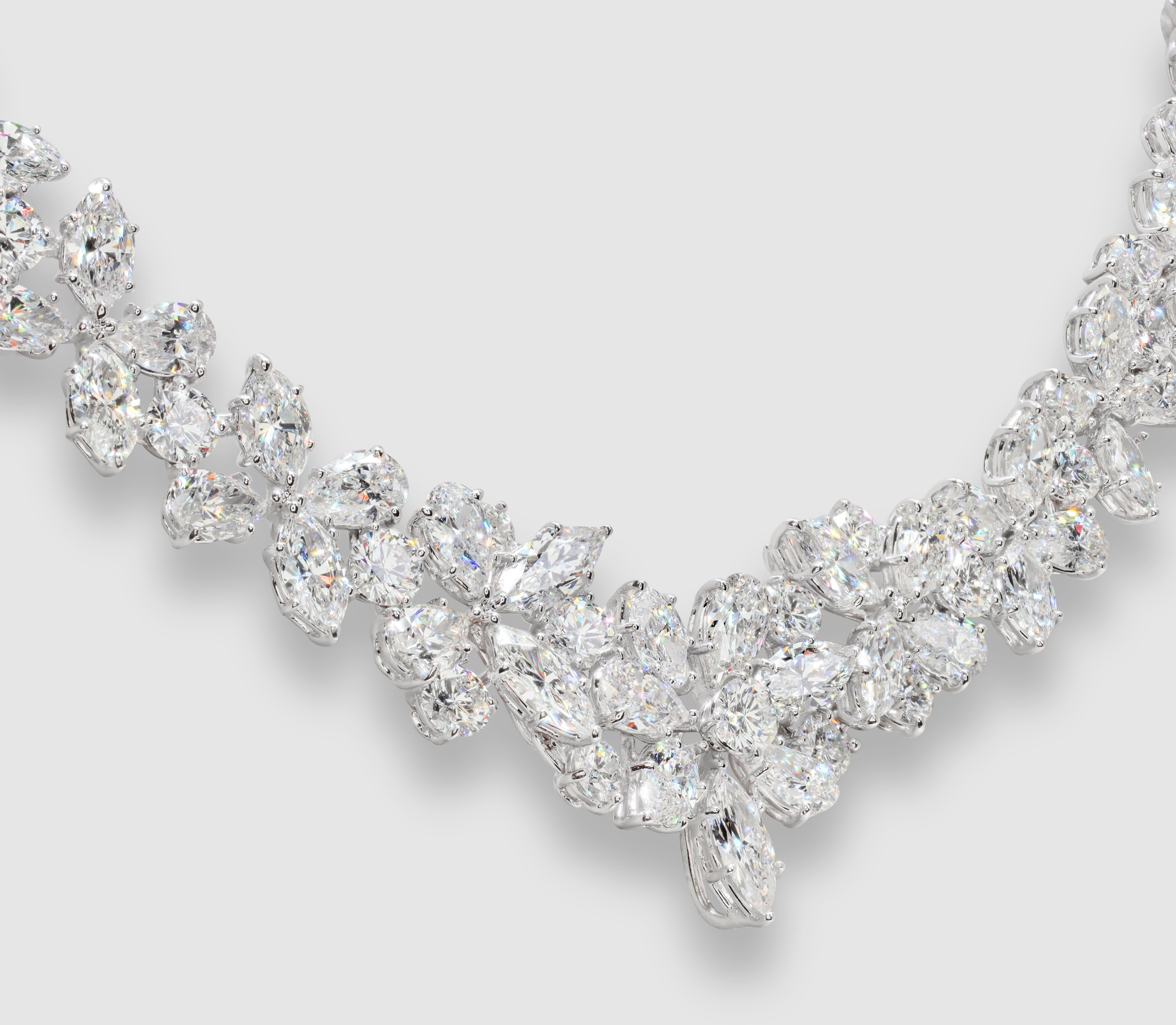 Collier en or blanc 18 carats avec mosaïque florale de diamants de taille marquise, poire et ronde en vente 1
