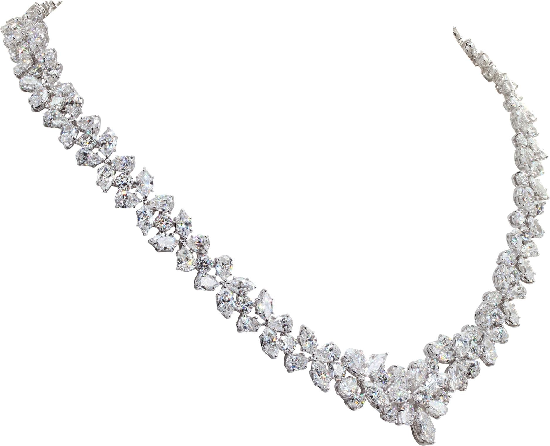 Collier en or blanc 18 carats avec mosaïque florale de diamants de taille marquise, poire et ronde en vente 3