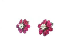18K White Gold Floral Rubies & Diamond Clip On Ohrringe.