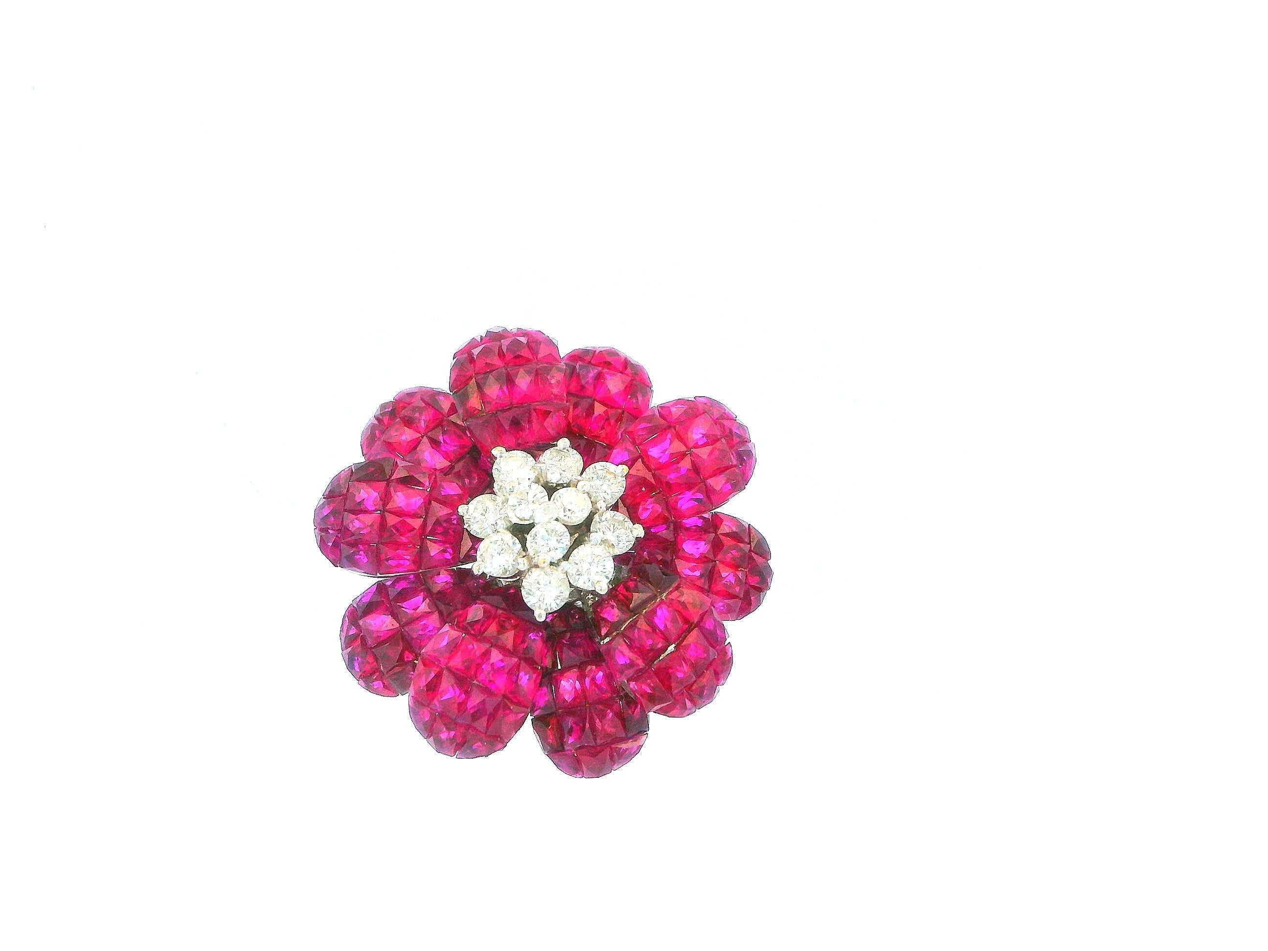 Contemporaneo Orecchini a clip in oro bianco 18 carati con rubini e diamanti. in vendita