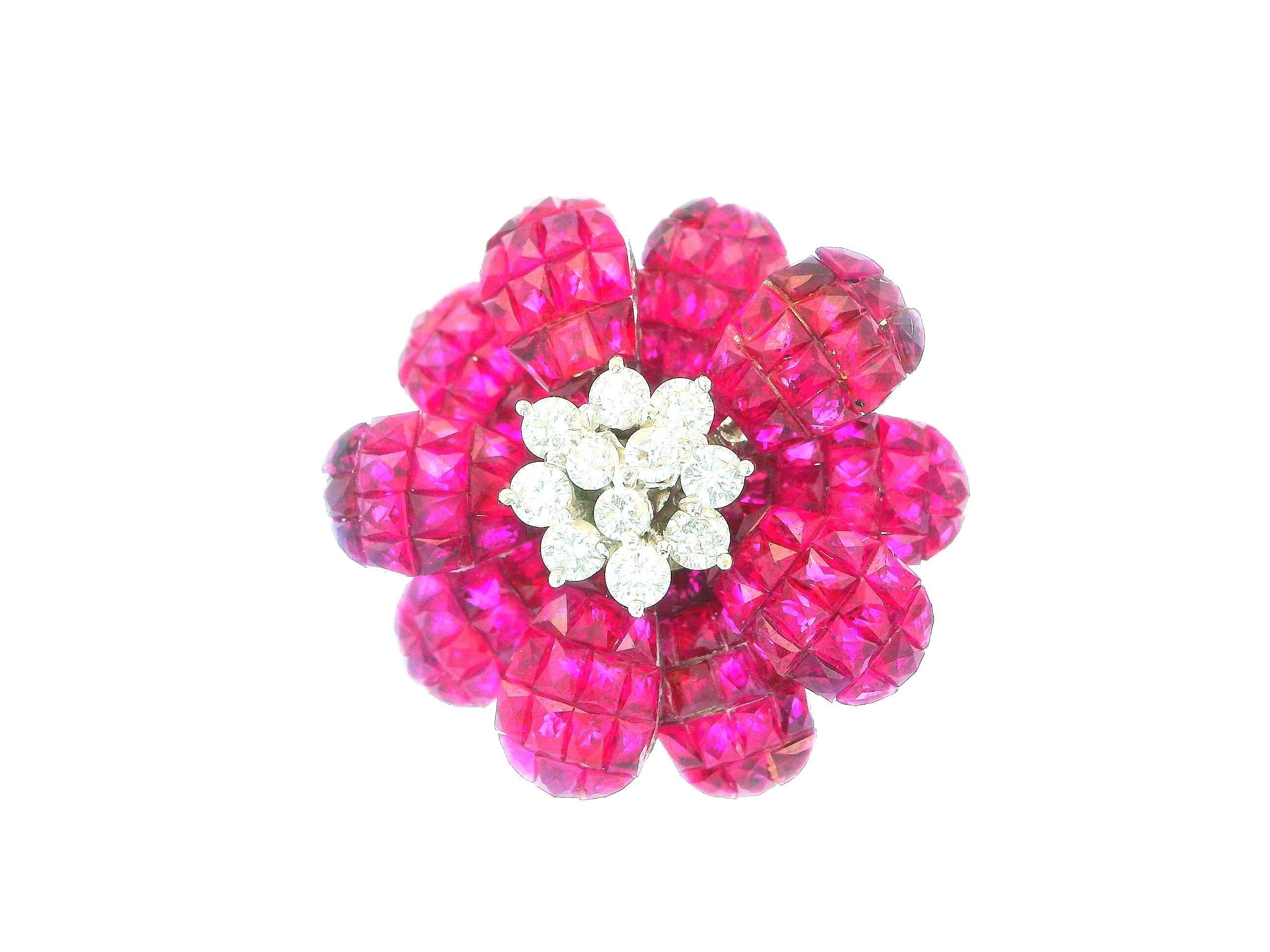 Taglio baguette Orecchini a clip in oro bianco 18 carati con rubini e diamanti. in vendita