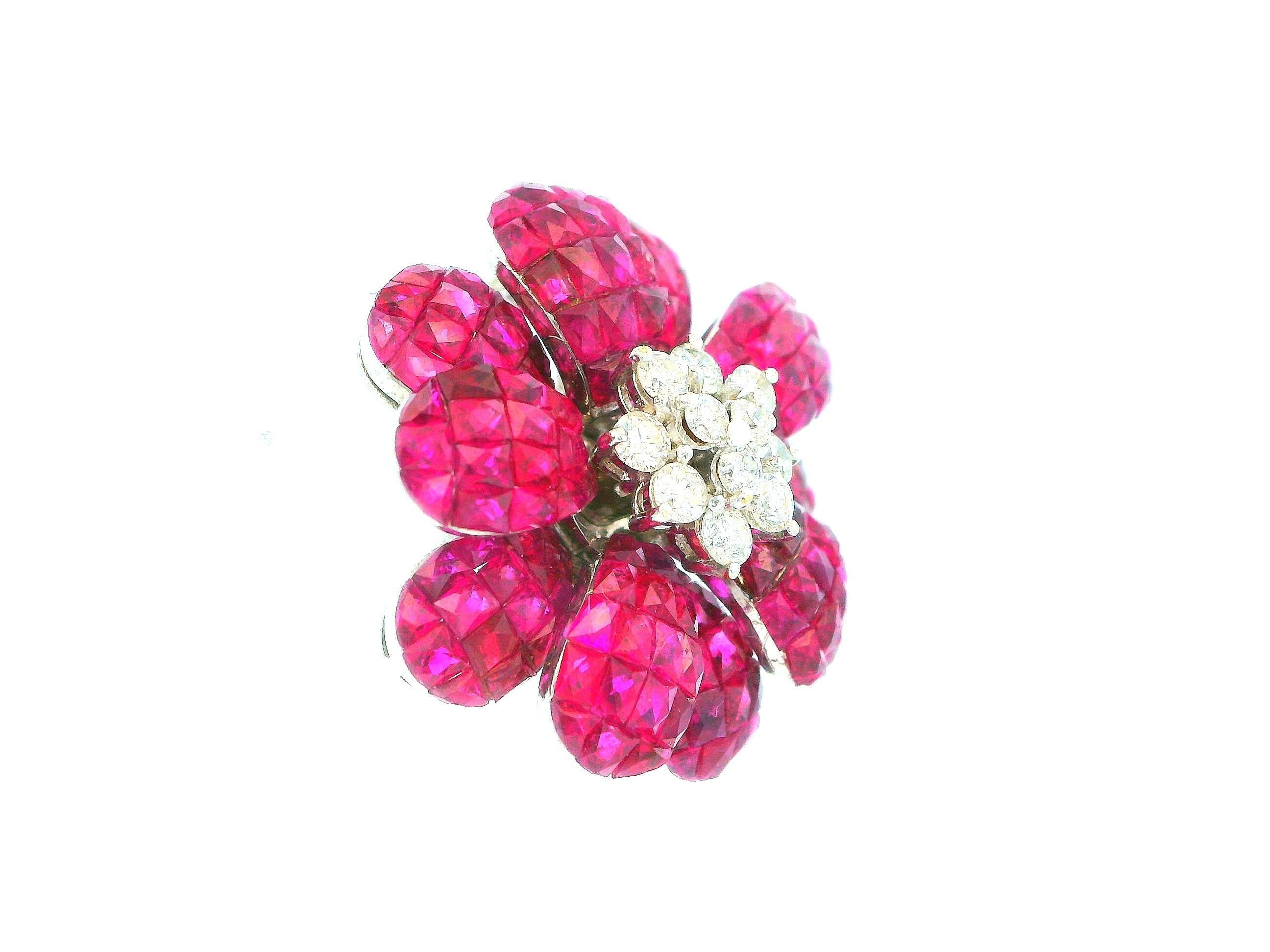 Orecchini a clip in oro bianco 18 carati con rubini e diamanti. In condizioni buone in vendita a Great Neck Plaza, NY