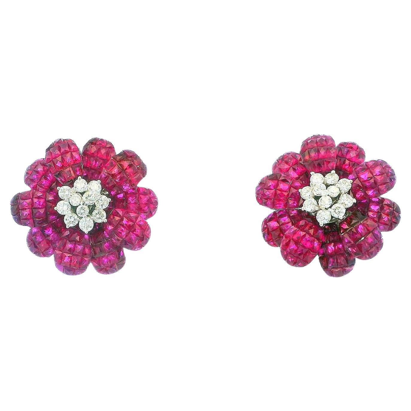 Orecchini a clip in oro bianco 18 carati con rubini e diamanti. in vendita