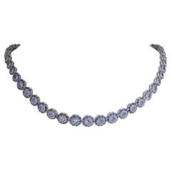 Collier ras du cou en or blanc 18 carats avec saphirs à fleurs